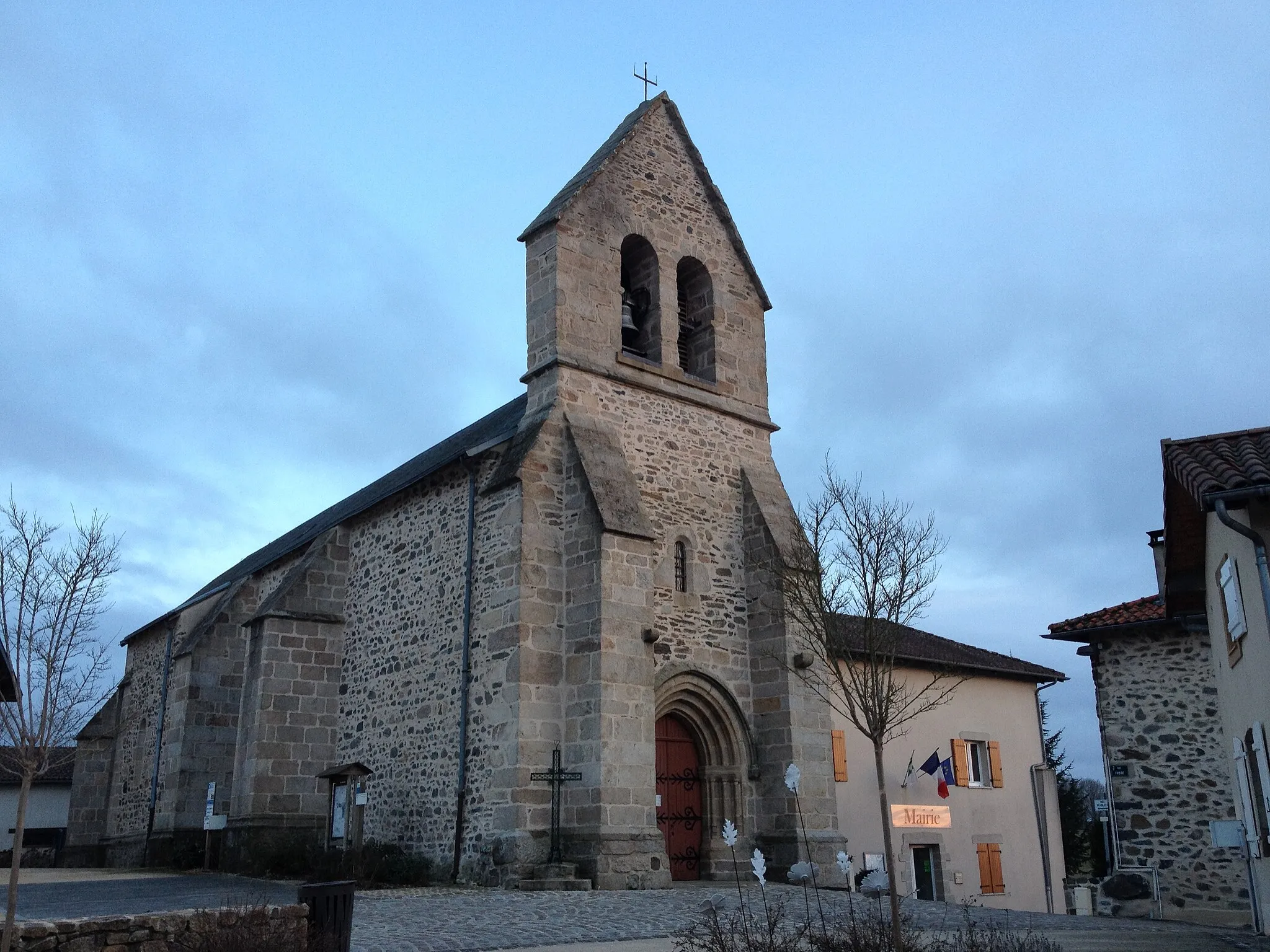 Photo showing: Burgnac: l'église Saint-Médard et la mairie.