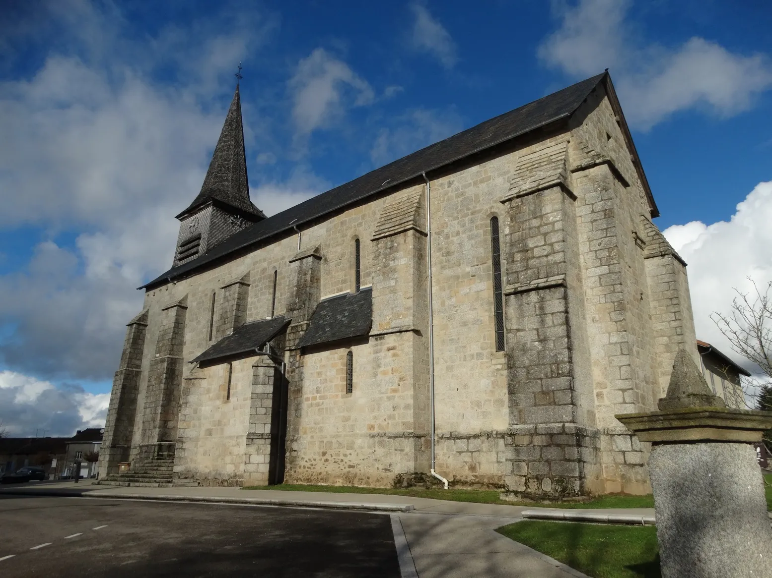 Photo showing: Église de l'Ordination-de-Saint-Martin de Bujaleuf