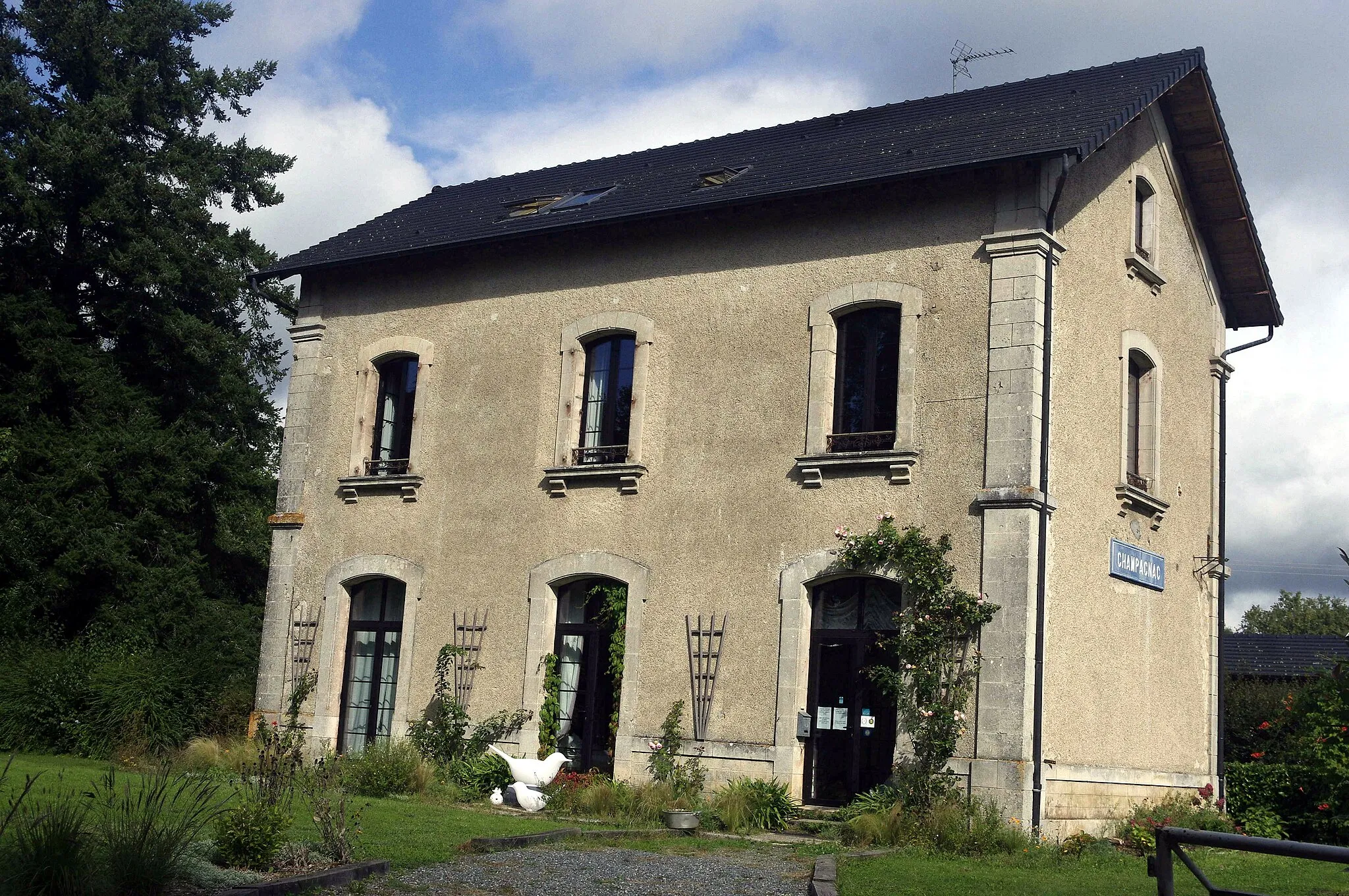 Photo showing: L'ancienne gare de Champagnac-la-Rivière, Haute-Vienne, France.