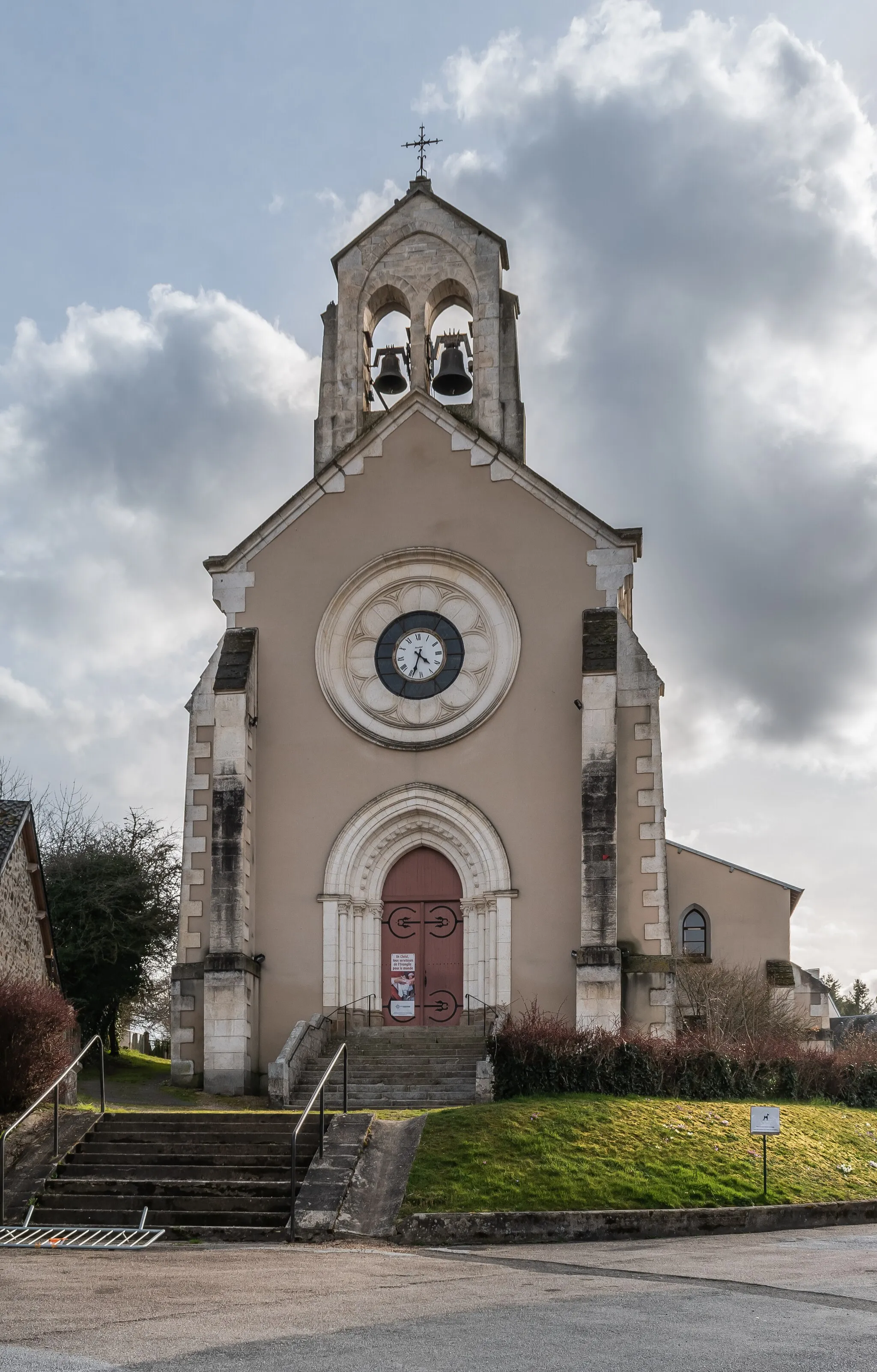 Photo showing: Saint Mary church in Châteauneuf-la-Forêt, Haute-Vienne, France