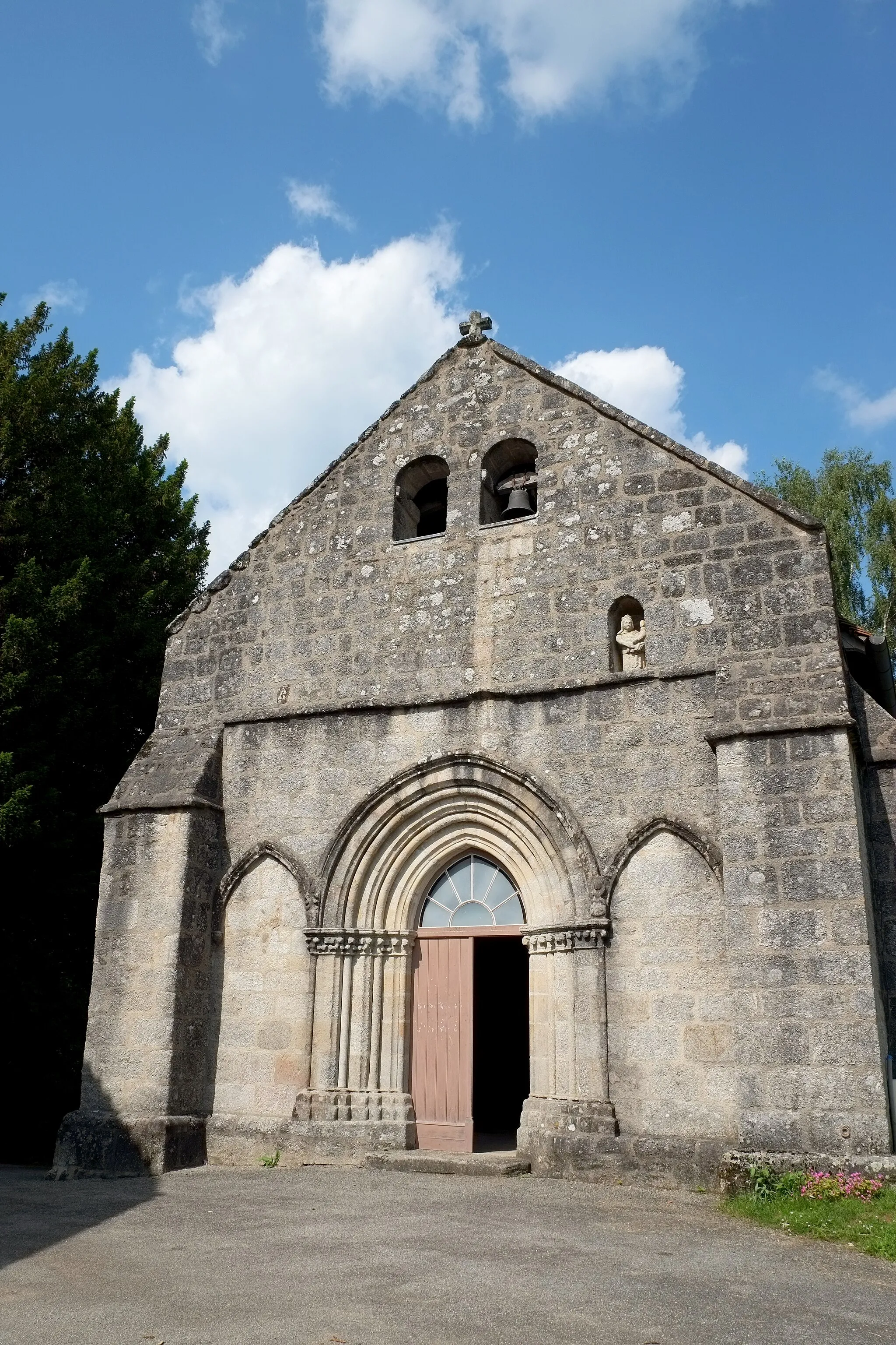 Photo showing: Kirche Nativité-de la-Vierge in Cheissoux im Département Haute-Vienne in der Region Limousin (Frankreich)