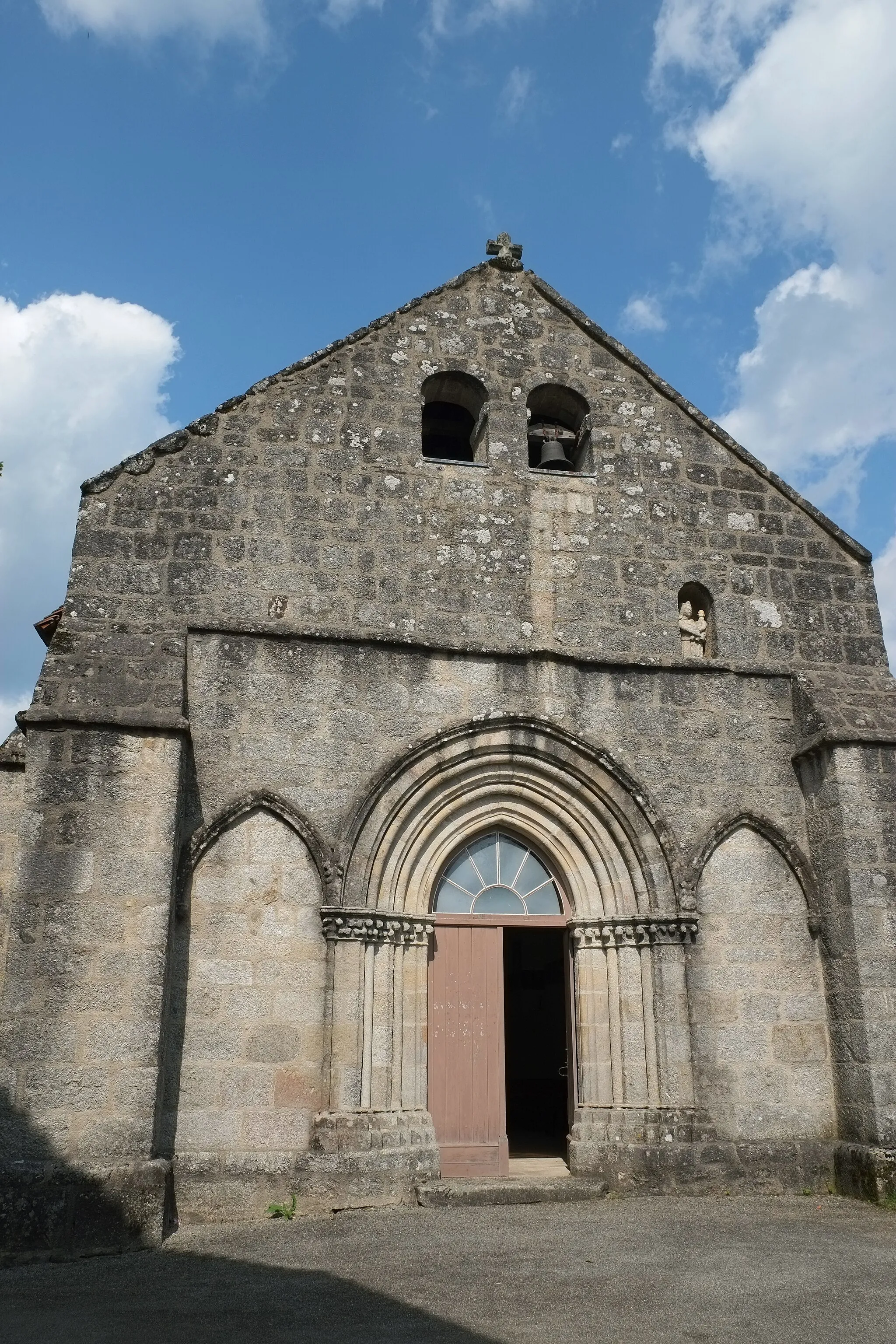 Photo showing: Kirche Nativité-de la-Vierge in Cheissoux im Département Haute-Vienne in der Region Limousin (Frankreich)