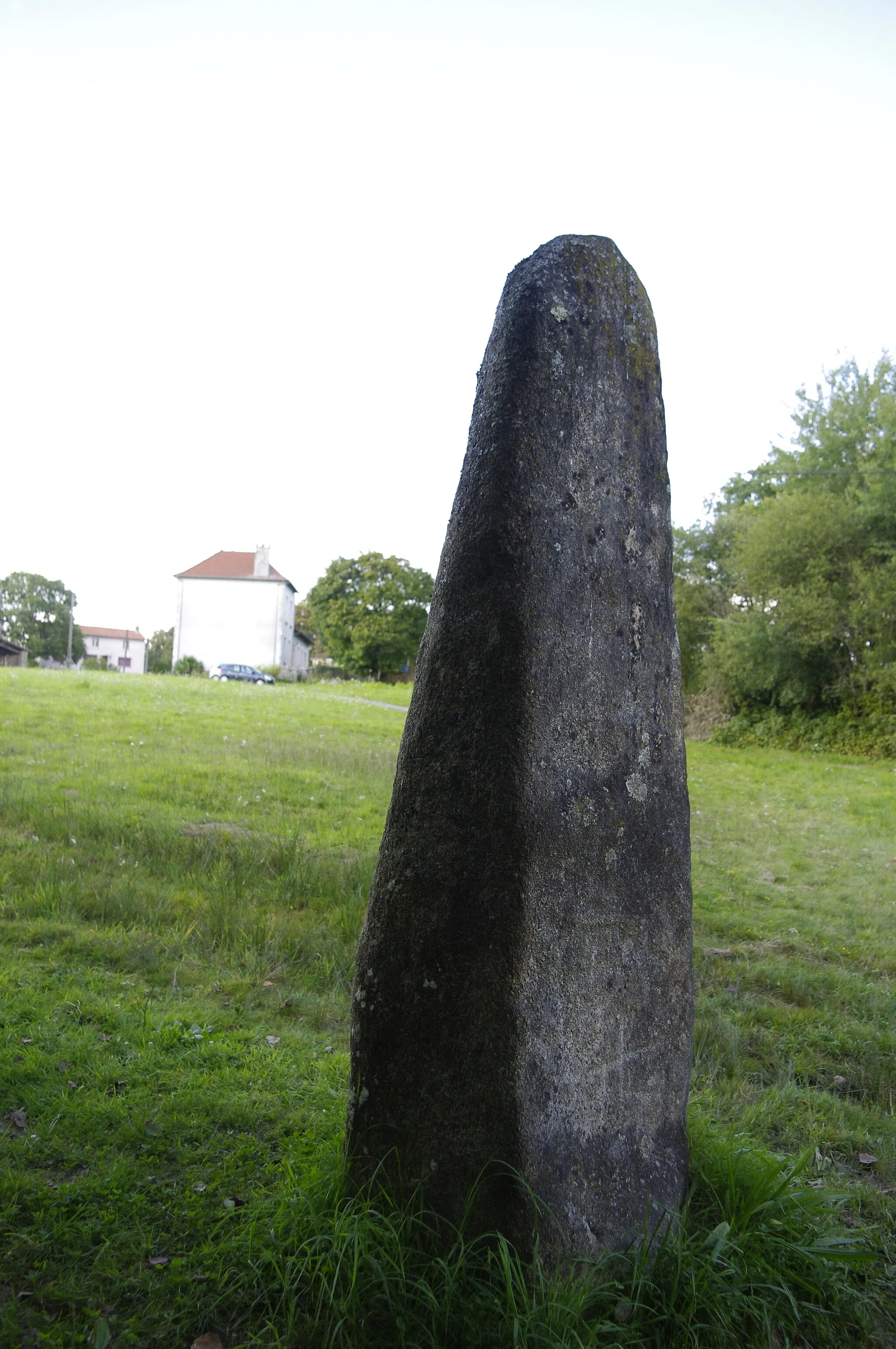 Photo showing: Menhir d'Arnac, à Arnac, commune de Cieux, Haute-Vienne, France