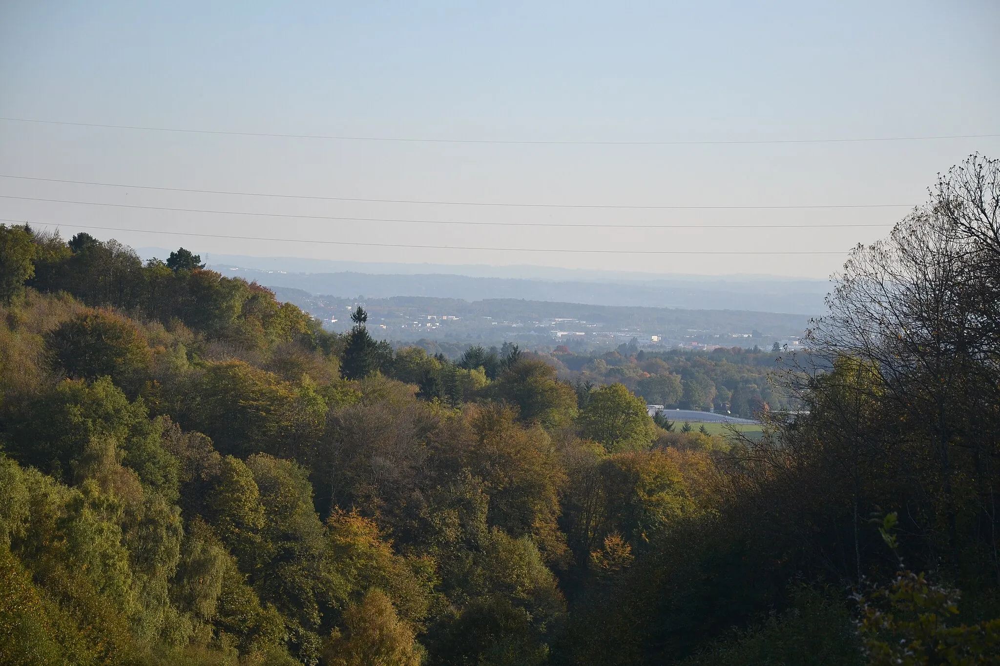 Photo showing: Vue sur l'agglomération de Limoges depuis le col de la Sablonnade (509 m.), entre Compreignac et Bonnac-la-Côte (Haute-Vienne, France).