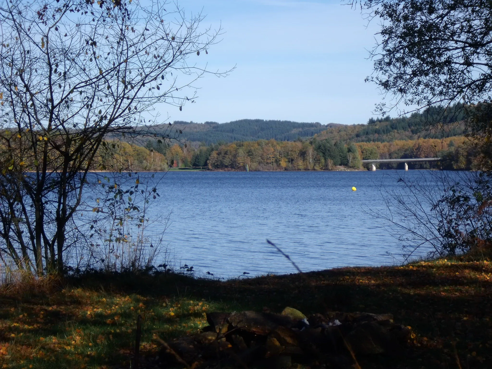Photo showing: Lake Saint-Pardoux, 30km from Limoges, Haute-Vienne