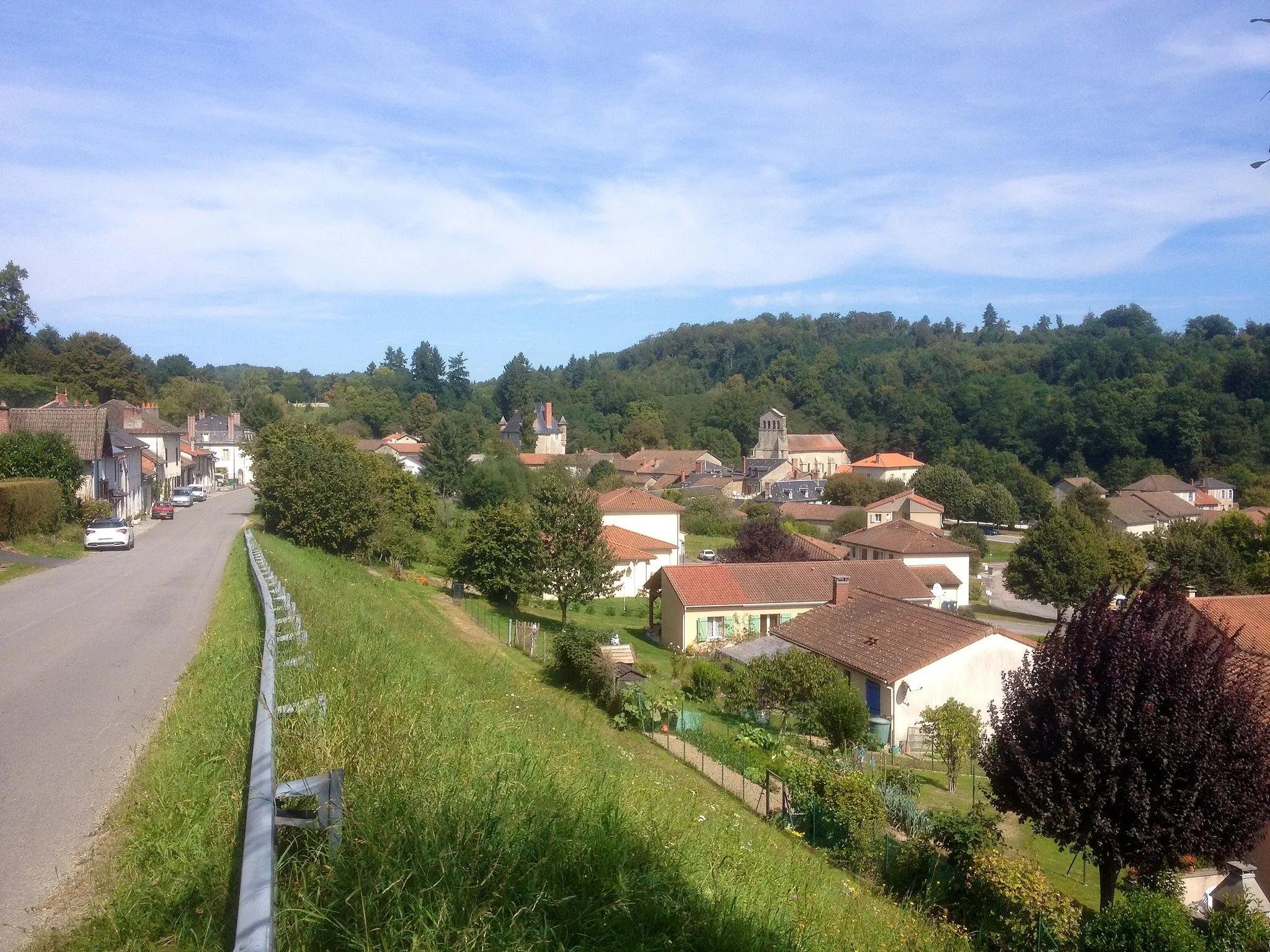 Photo showing: Le bourg d'Eyjeaux