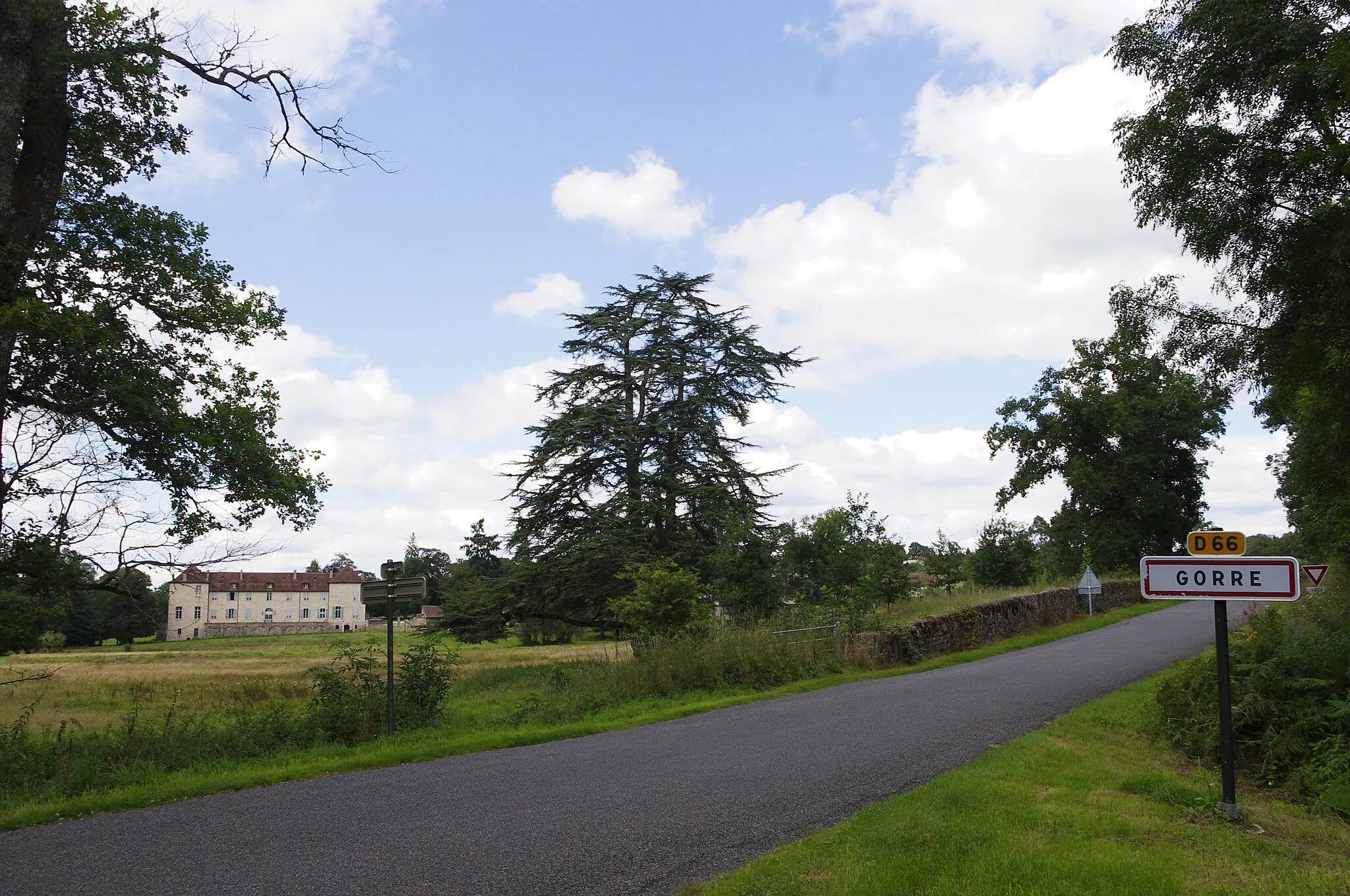 Photo showing: Gorre, l'entrée du village avec vue sur le château.