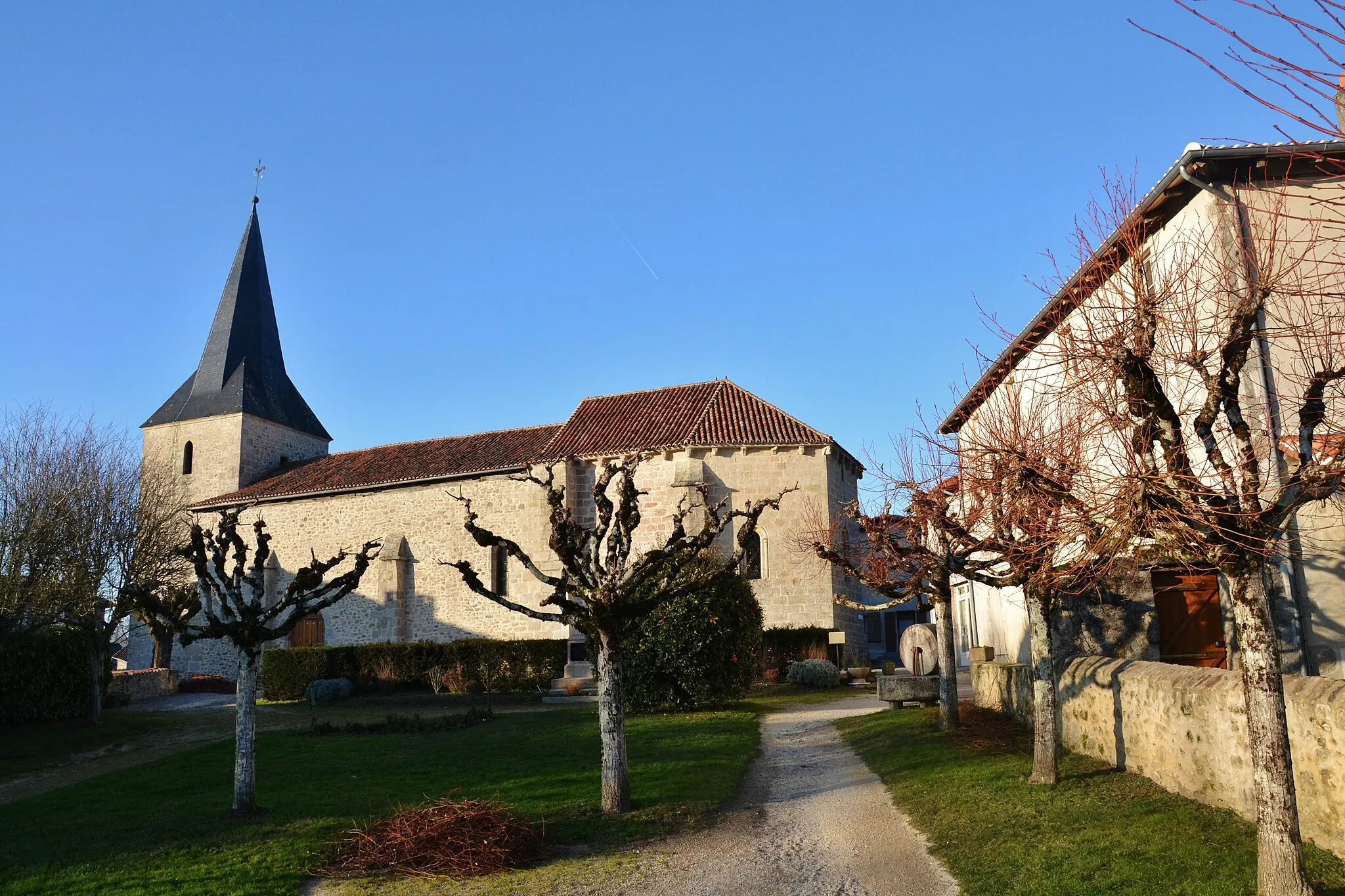 Photo showing: L'église et la mairie de Javerdat (Haute-Vienne, France)