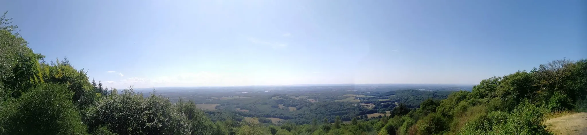 Photo showing: Photo panoramique en direction du Sud Est depuis les hauteurs des Monts d'Ambazac en été.