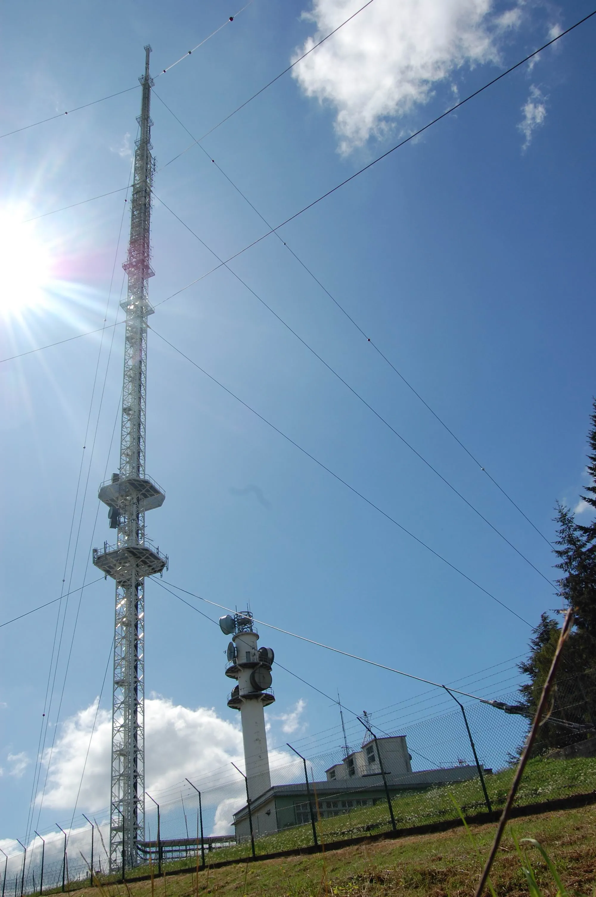 Photo showing: Émetteur de FM et de television avec une tour hertzienne avec une hauteur de 200 metres dite " Antenne des Cars"