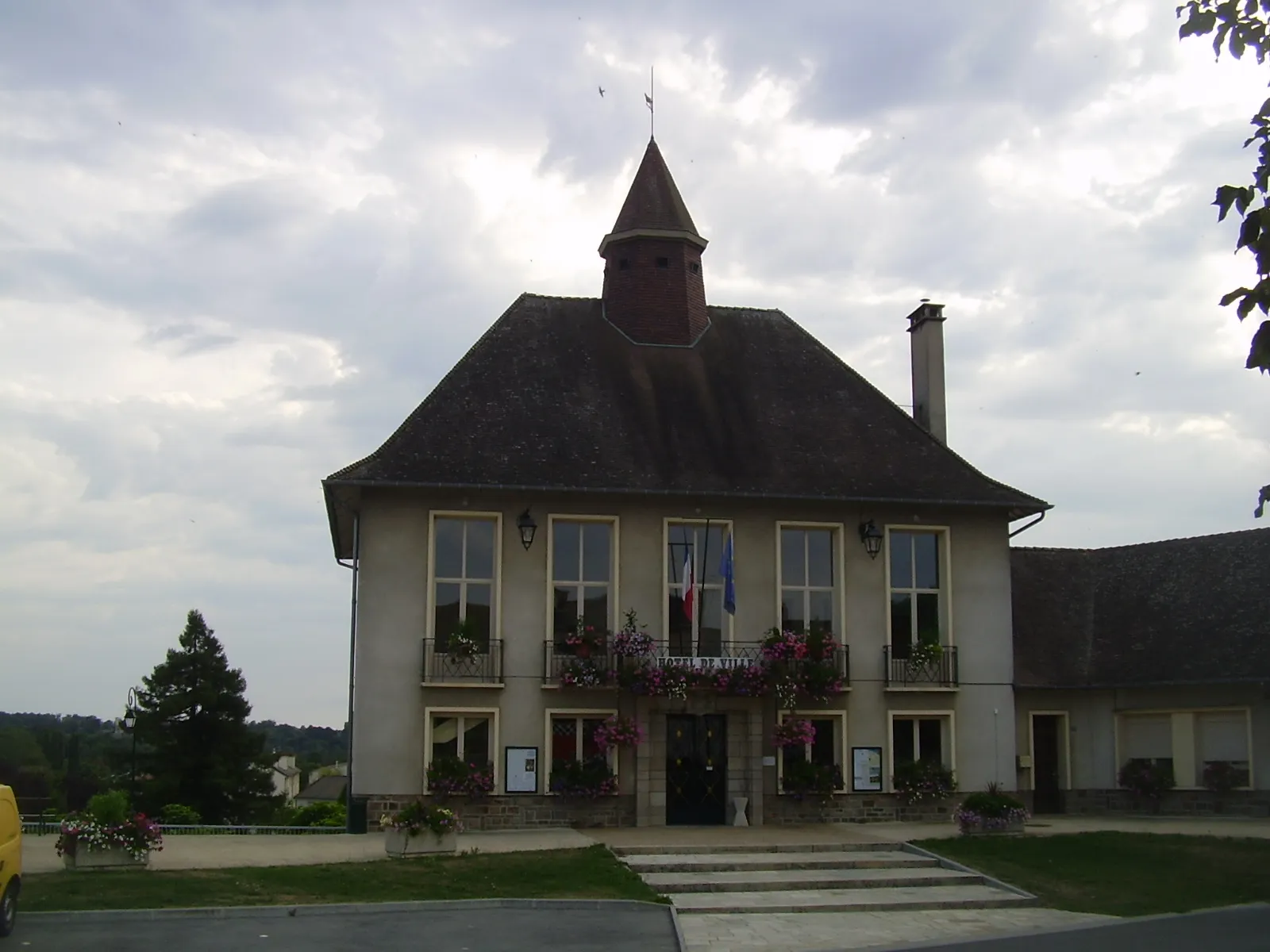 Photo showing: Town hall of Magnac-Laval (Haute-Vienne, France).