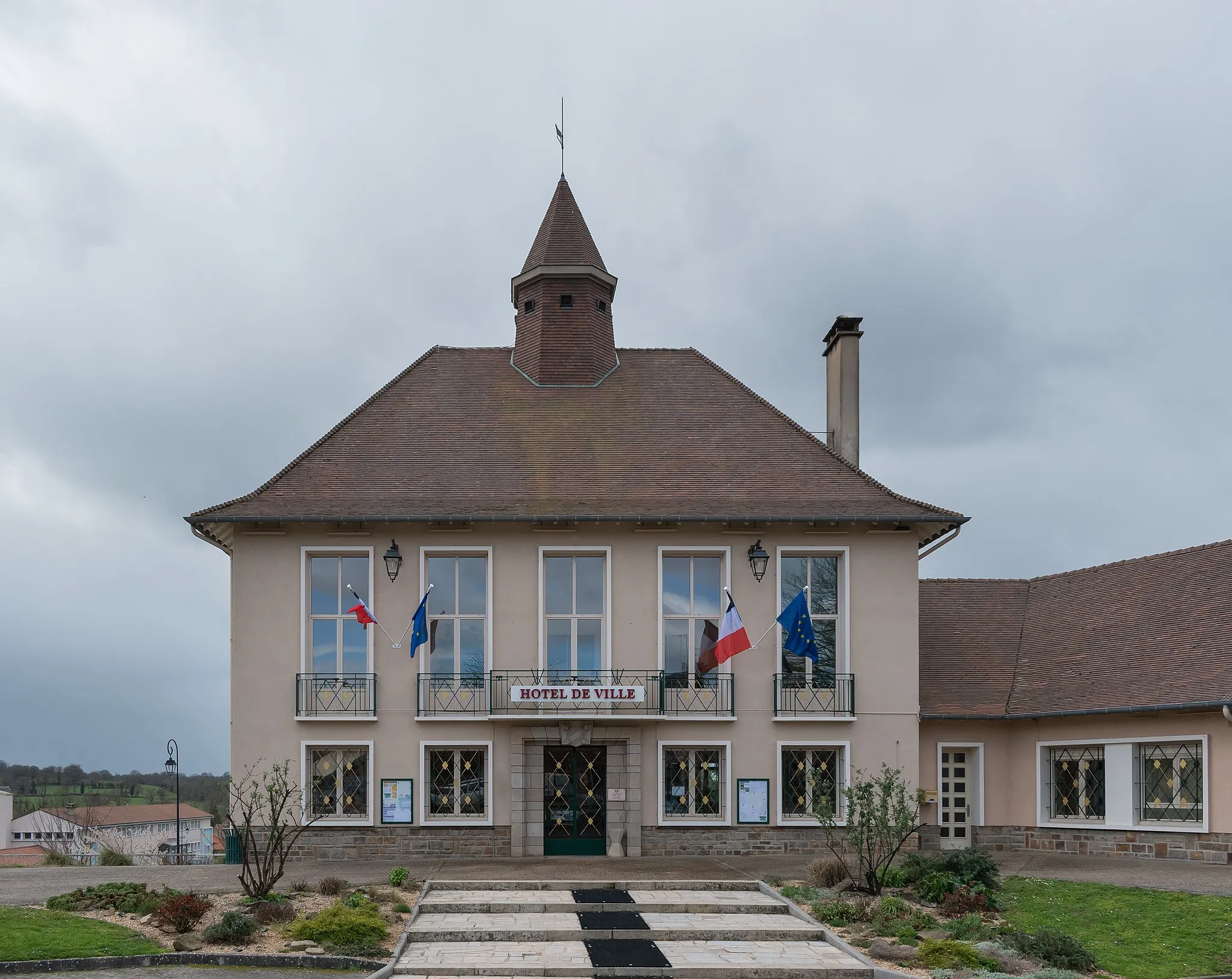Photo showing: Town hall of Magnac-Laval, Haute-Vienne, France