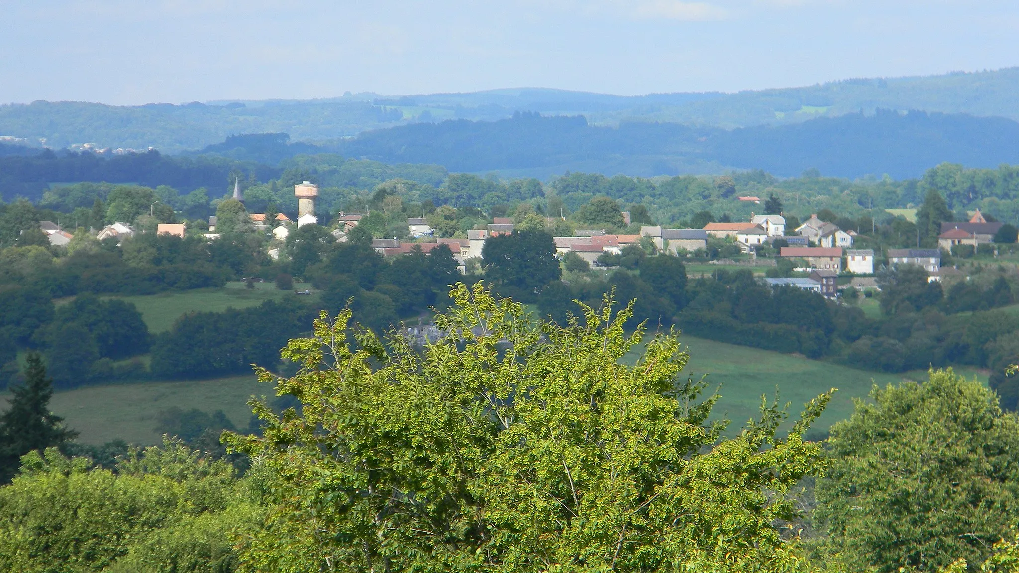 Photo showing: Vue générale du bourg de Masléon prise des hauteurs de celui de Roziers-Saint-Georges