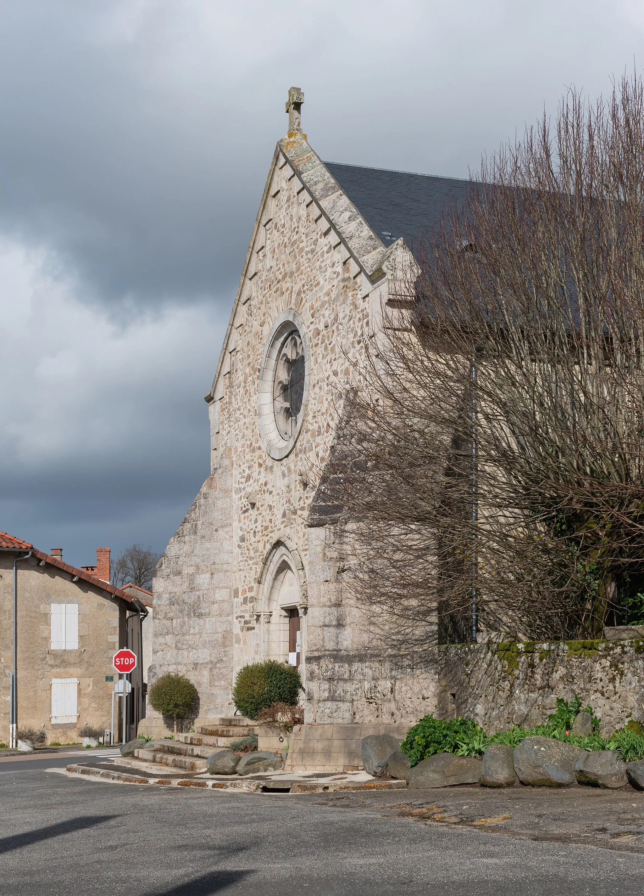 Photo showing: Mary Magdalene church in Mézières-sur-Issoire, Haute-Vienne, France