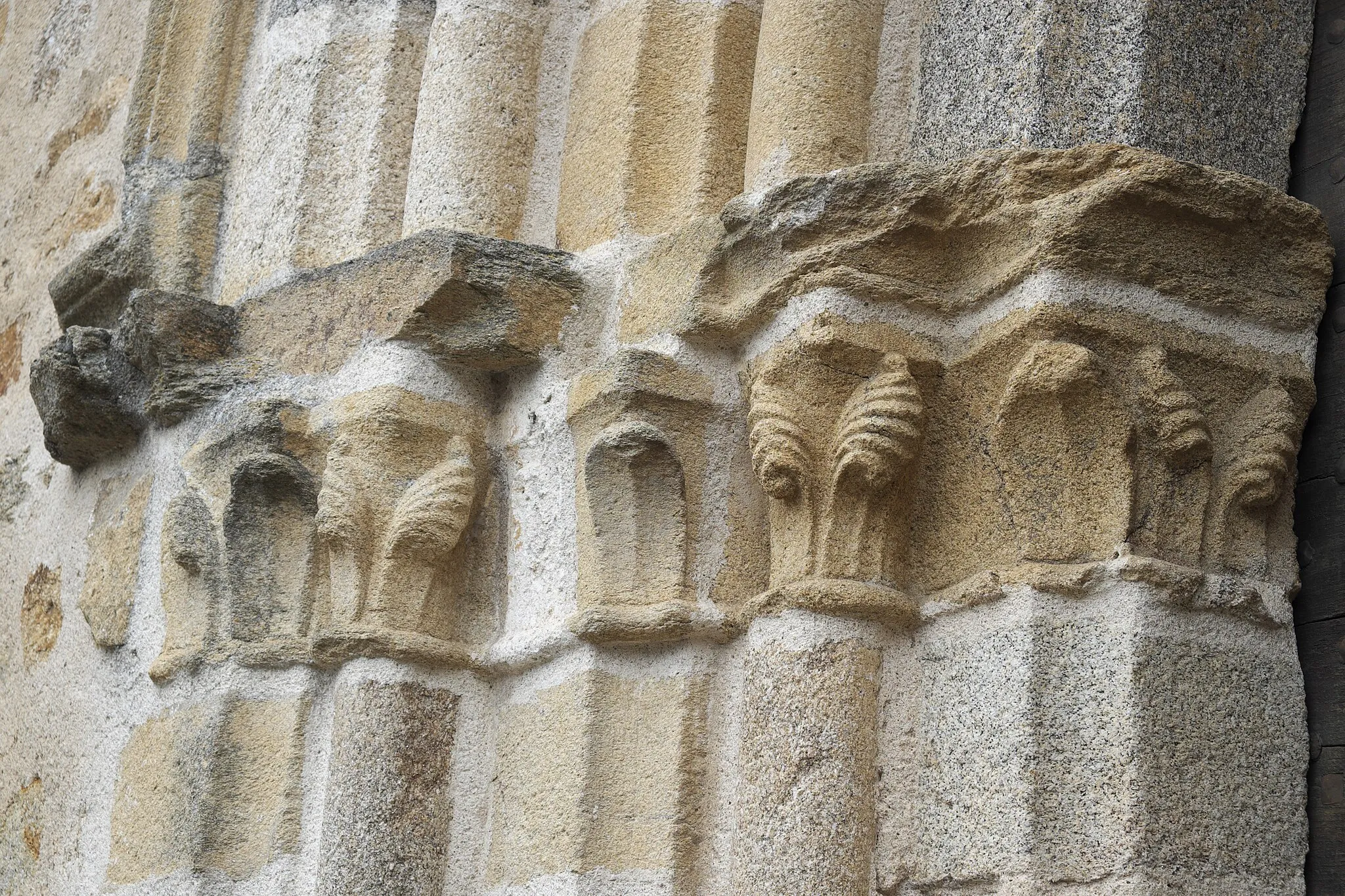 Photo showing: Katholische Pfarrkirche de la Décollation-de-Saint-Jean-Baptiste (Enthauptung Johannes des Täufers) in Neuvic-Entier im Département Haute-Vienne (Nouvelle-Aquitaine/Frankreich), Kapitelle am Portal