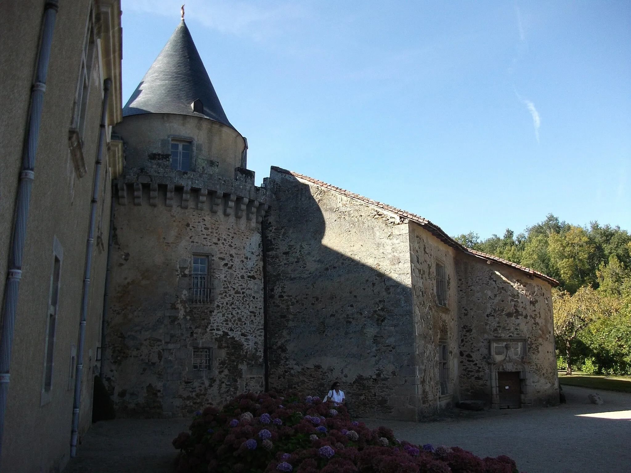 Photo showing: This building is indexed in the base Mérimée, a database of architectural heritage maintained by the French Ministry of Culture, under the reference PA00100405 .