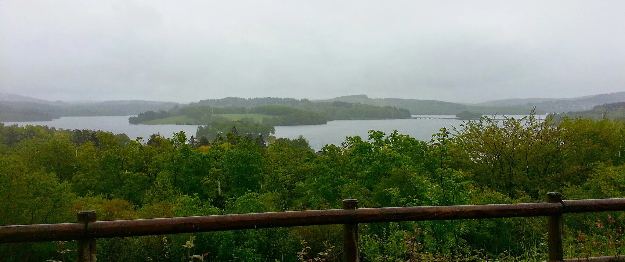 Photo showing: Sous grosse pluie, le lac de Vassivière