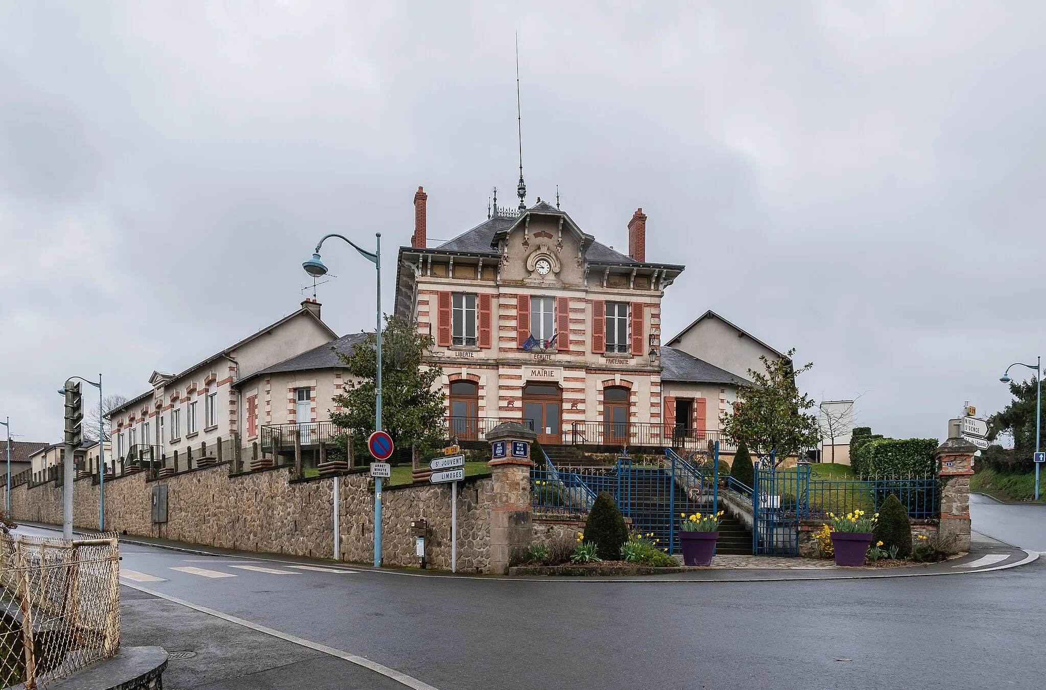 Photo showing: Town hall of Peyrilhac, Haute-Vienne, France