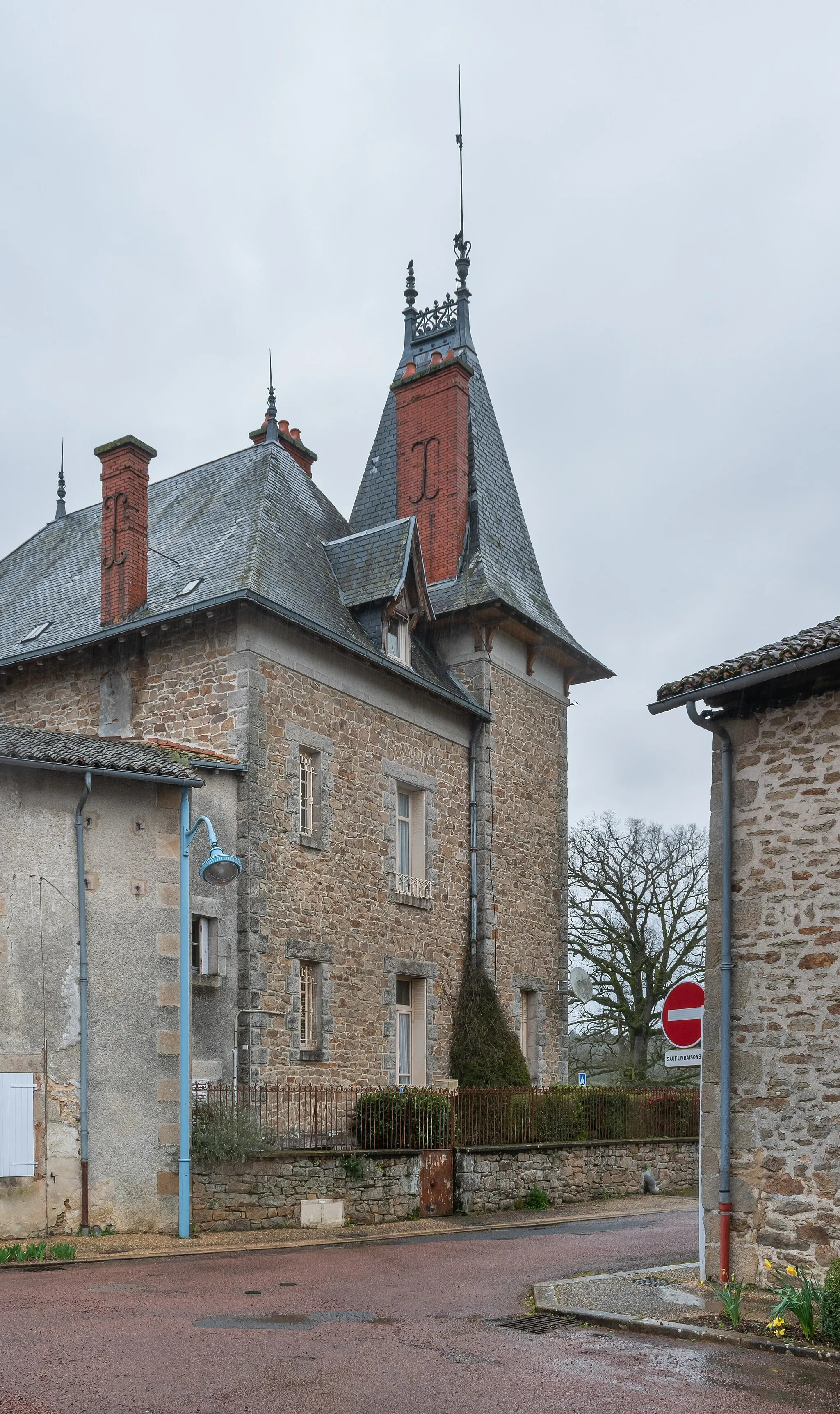 Photo showing: Building at 12 place de l'Église in Peyrilhac, Haute-Vienne, France