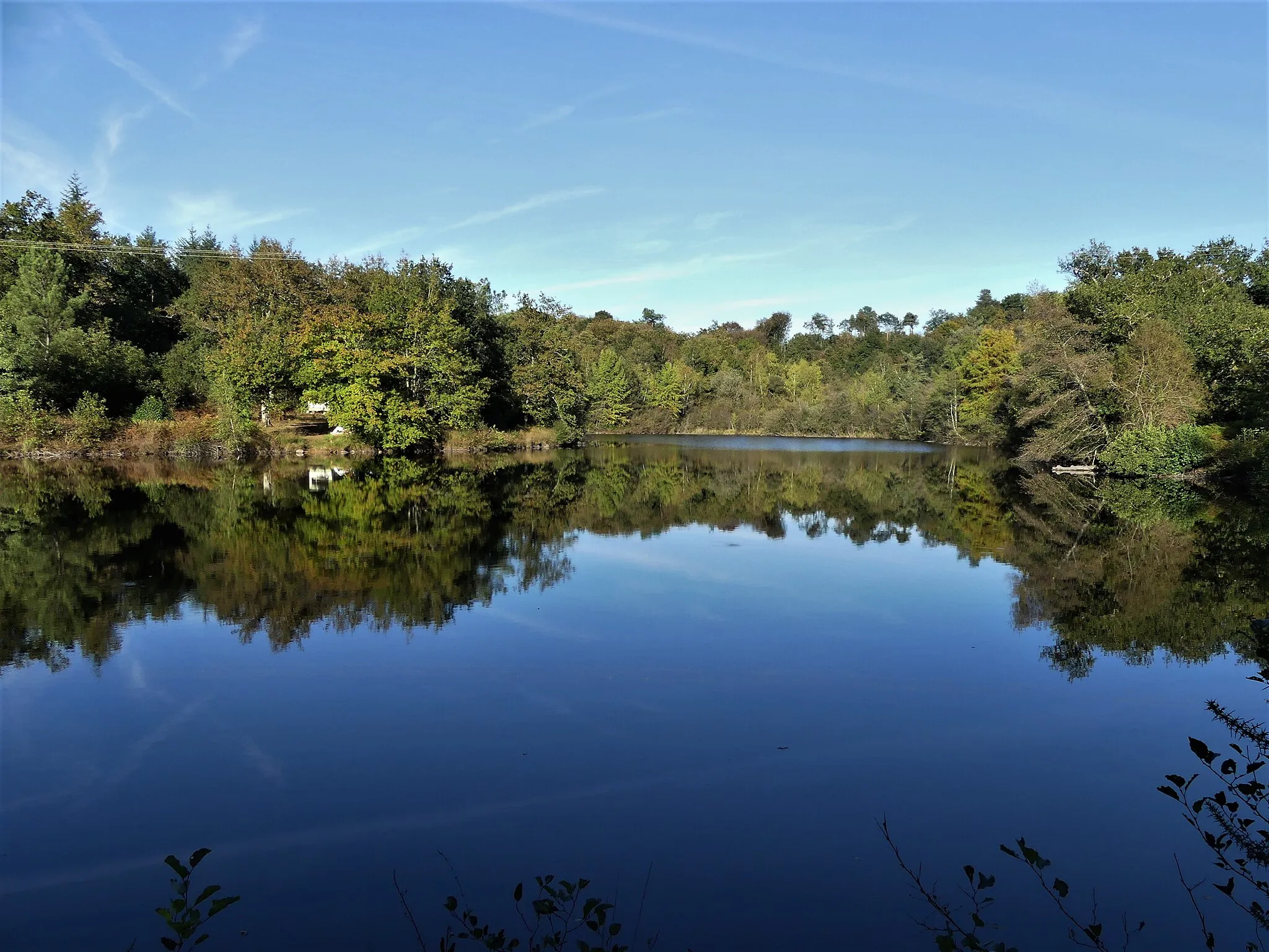 Photo showing: L'étang de l'Échasserie, Abjat-sur-Bandiat, Dordogne, France.