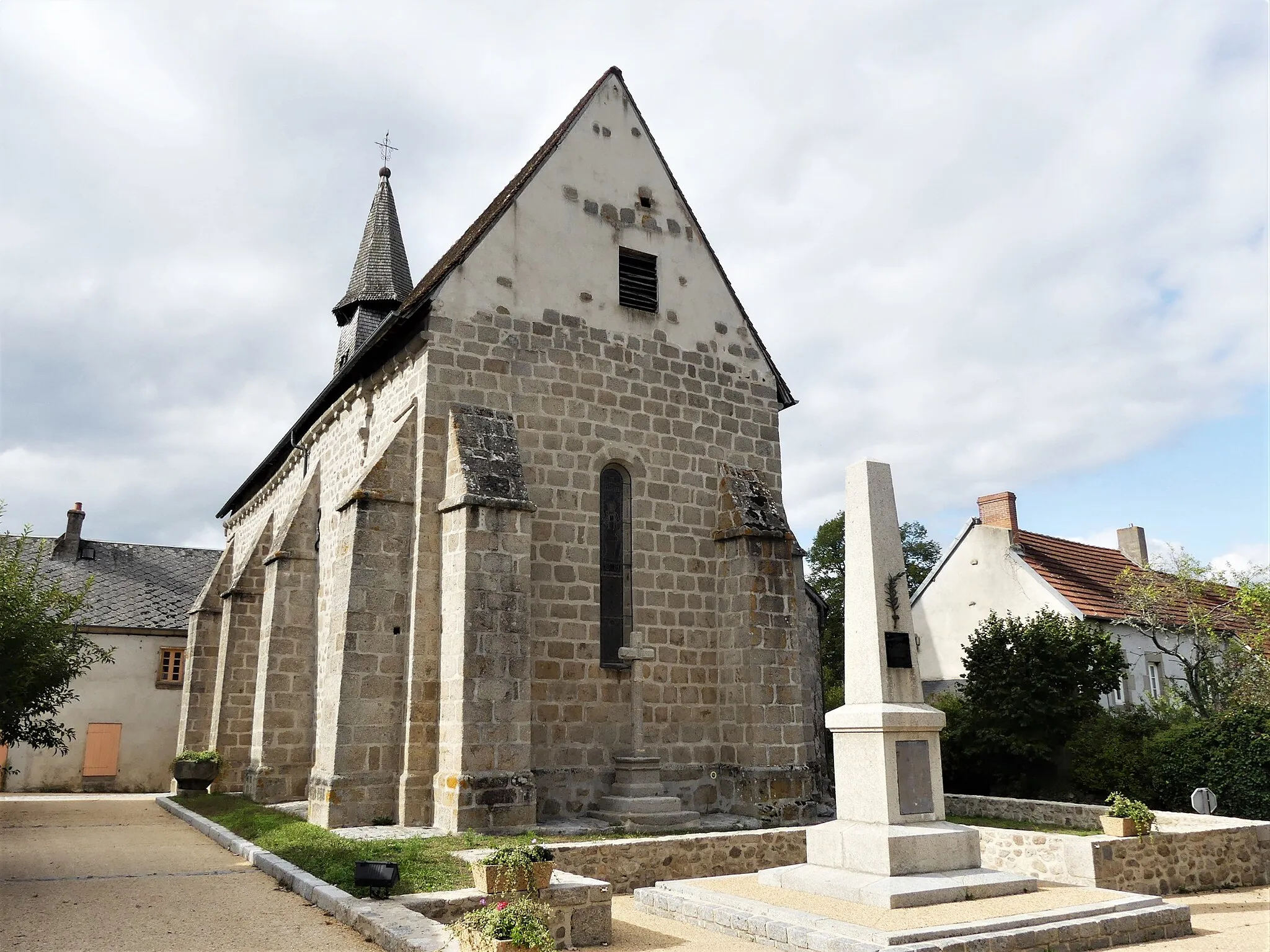 Photo showing: L'église et le monument aux morts de Saint-Laurent, Creuse, France.