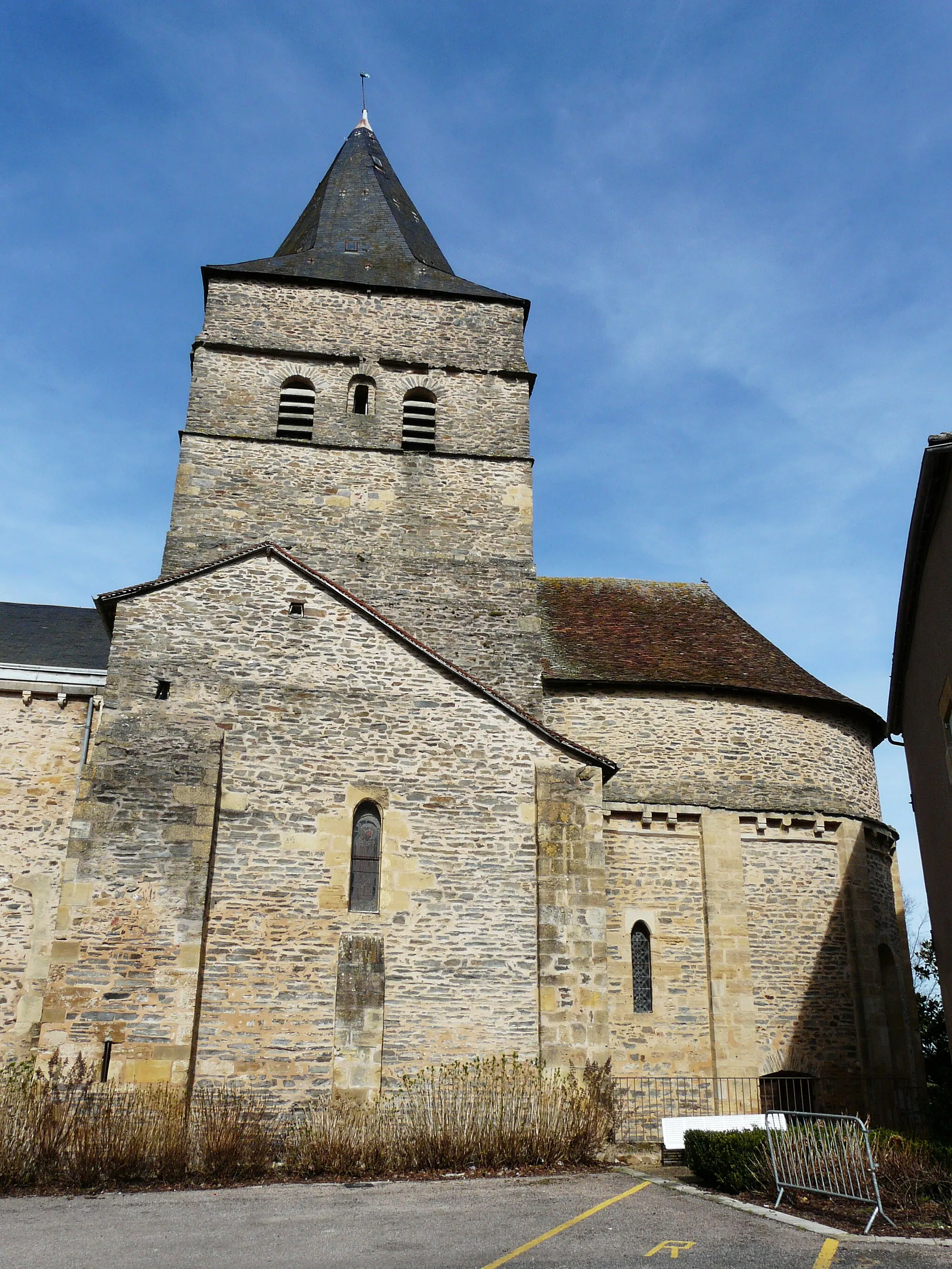 Photo showing: Le clocher et le chevet de l'église de la Transfiguration, Payzac, Dordogne, France