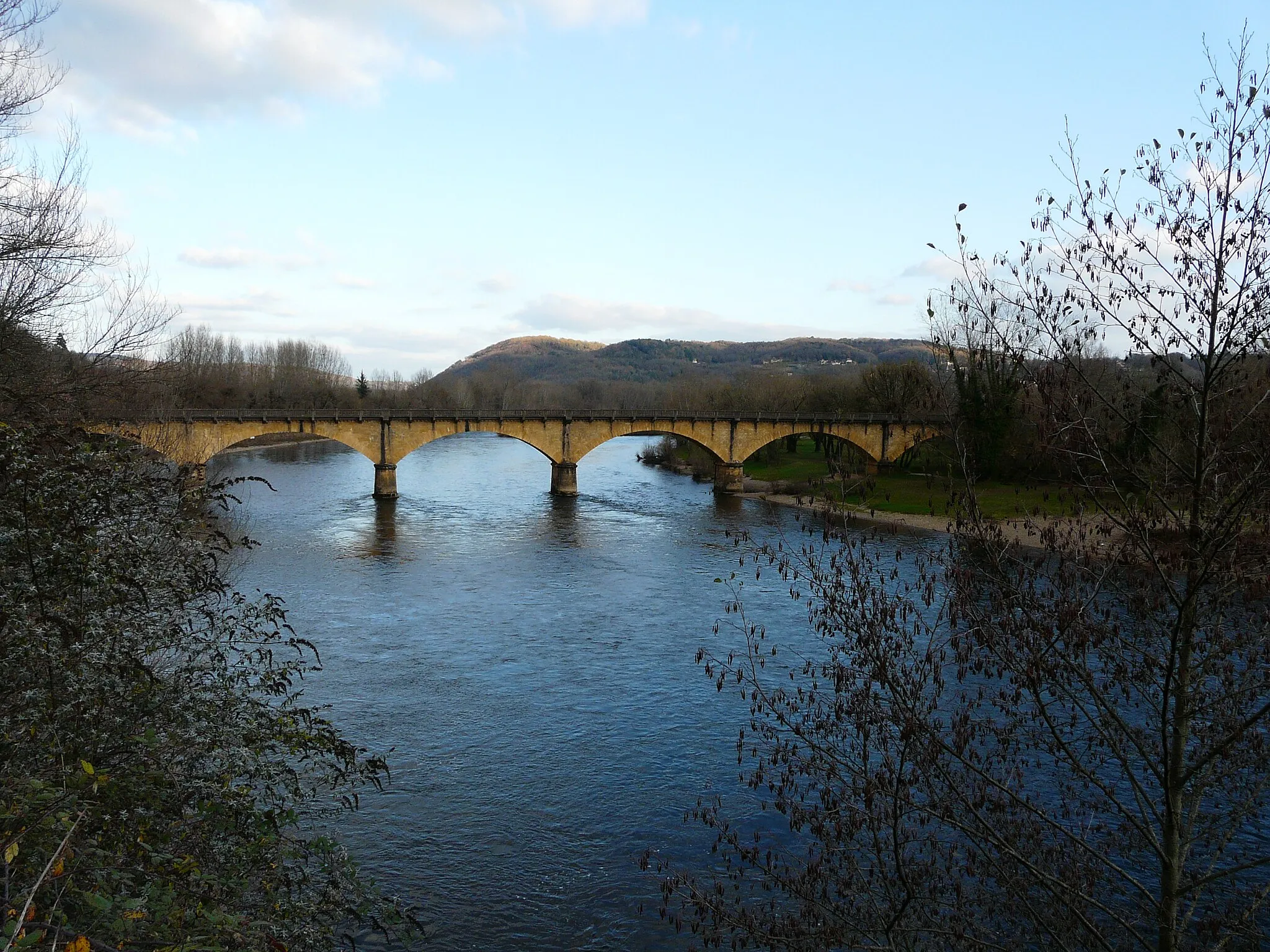 Photo showing: Entre Carlux à gauche et Saint-Julien-de-Lampon, le pont de Rouffillac sur la Dordogne, département de la Dordogne, France