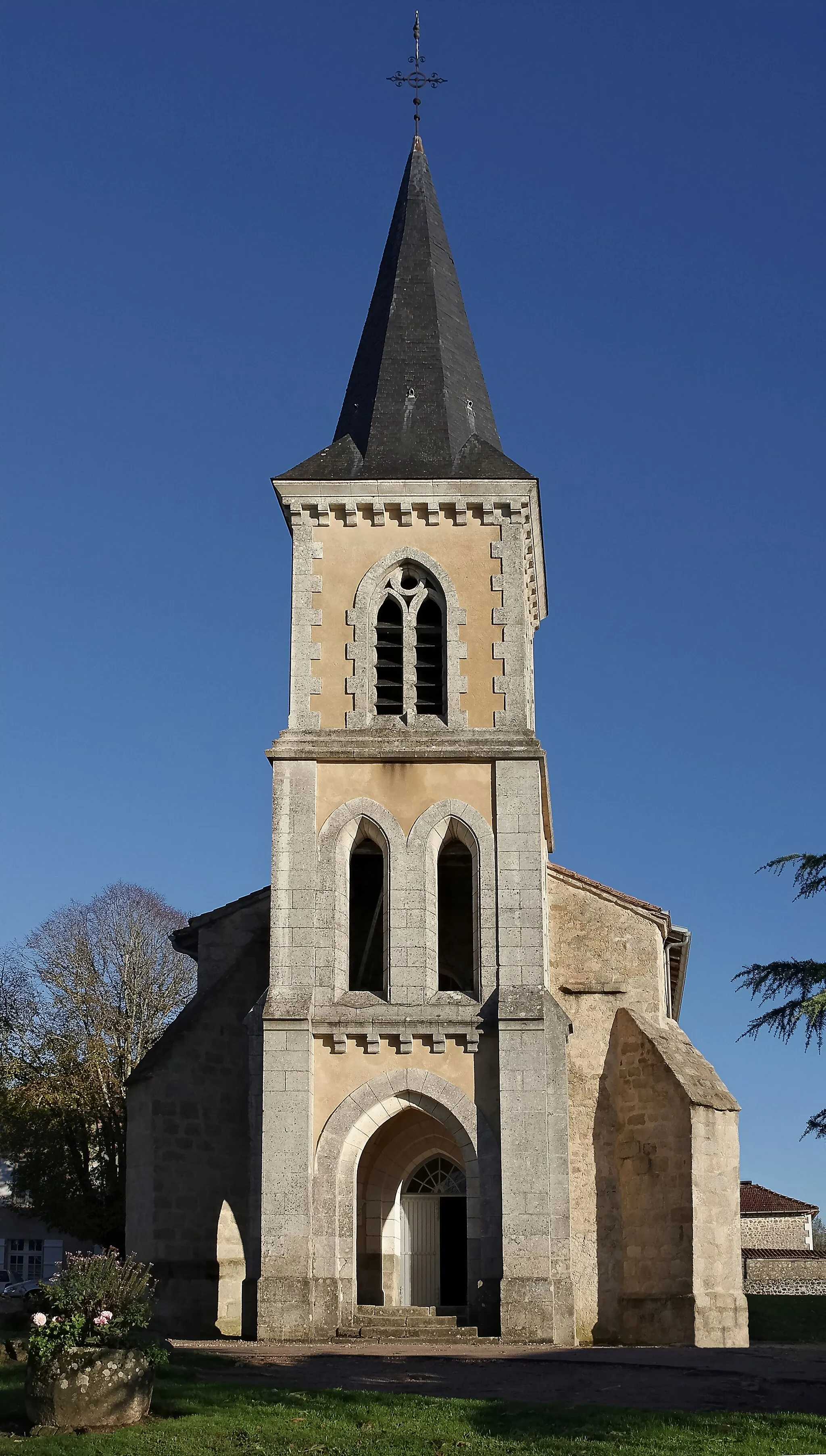 Photo showing: Facade of the church (16th-17th and 19th centuries), Saint-Barthélemy de Bussières, Dordogne, France