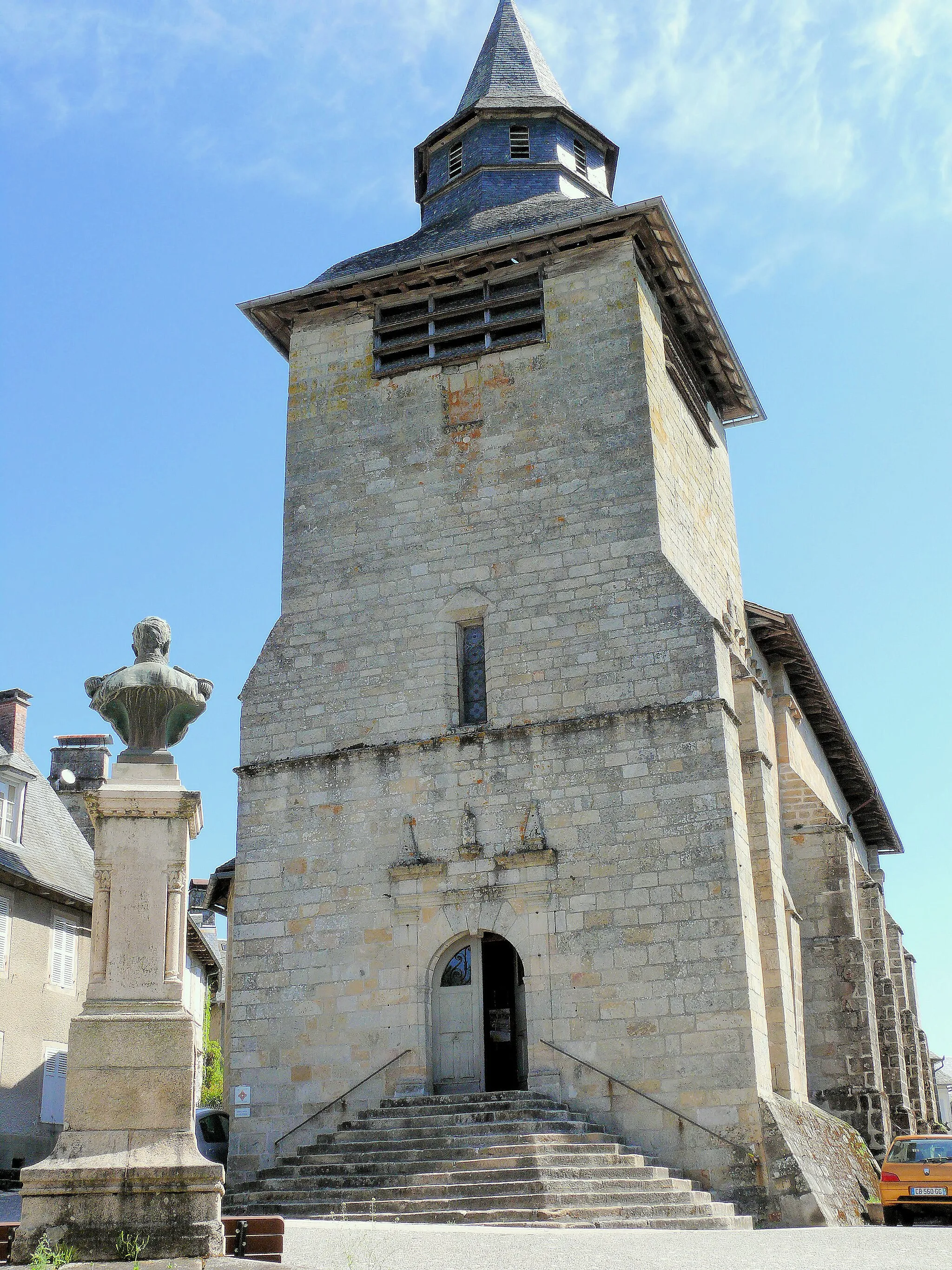 Photo showing: Corrèze - Église Saint-Martial - Clocher et monument au général Tramond
