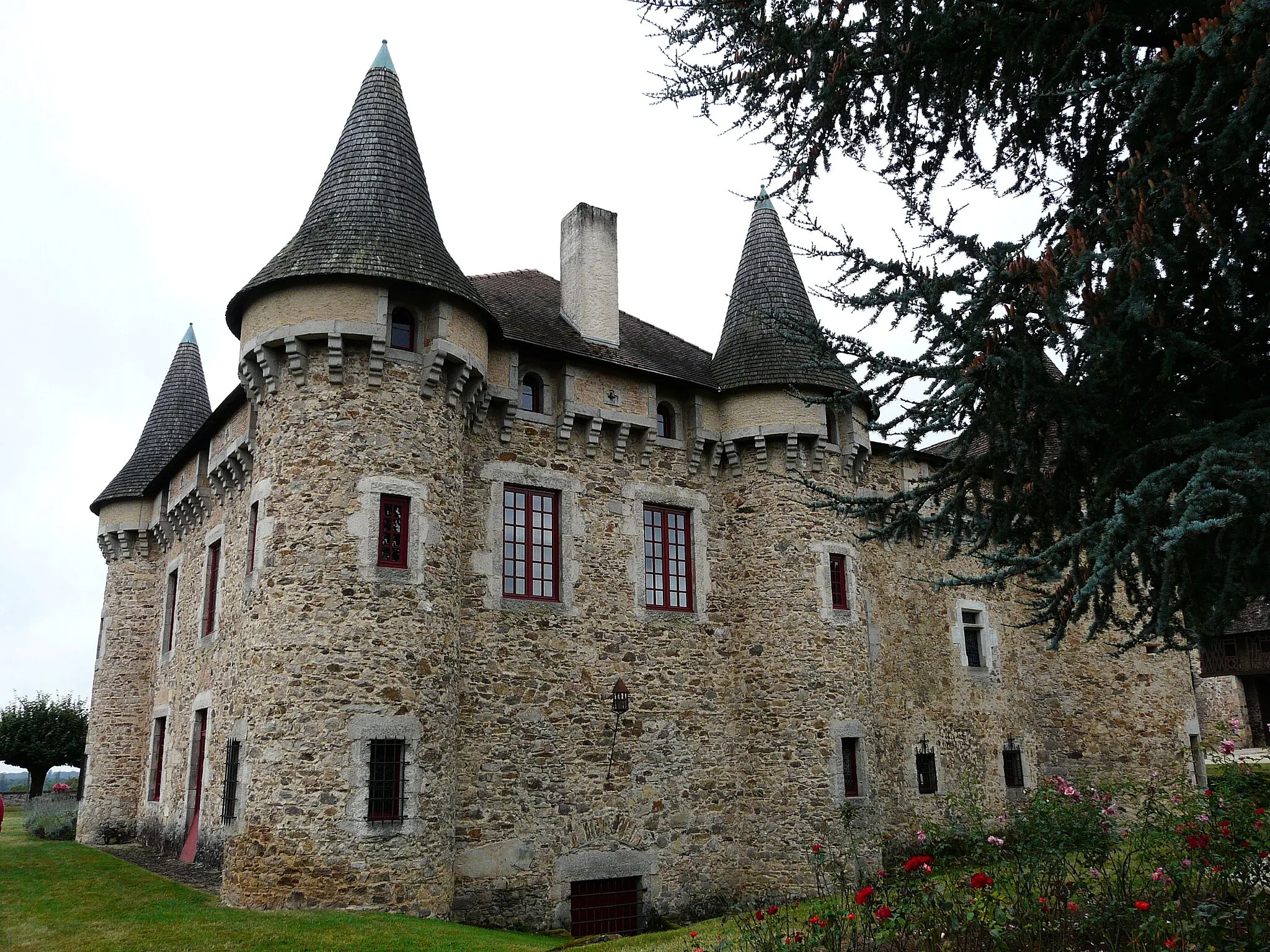 Photo showing: Vu depuis le nord-est, le château de Vieillecour, Saint-Pierre-de-Frugie, Dordogne, France