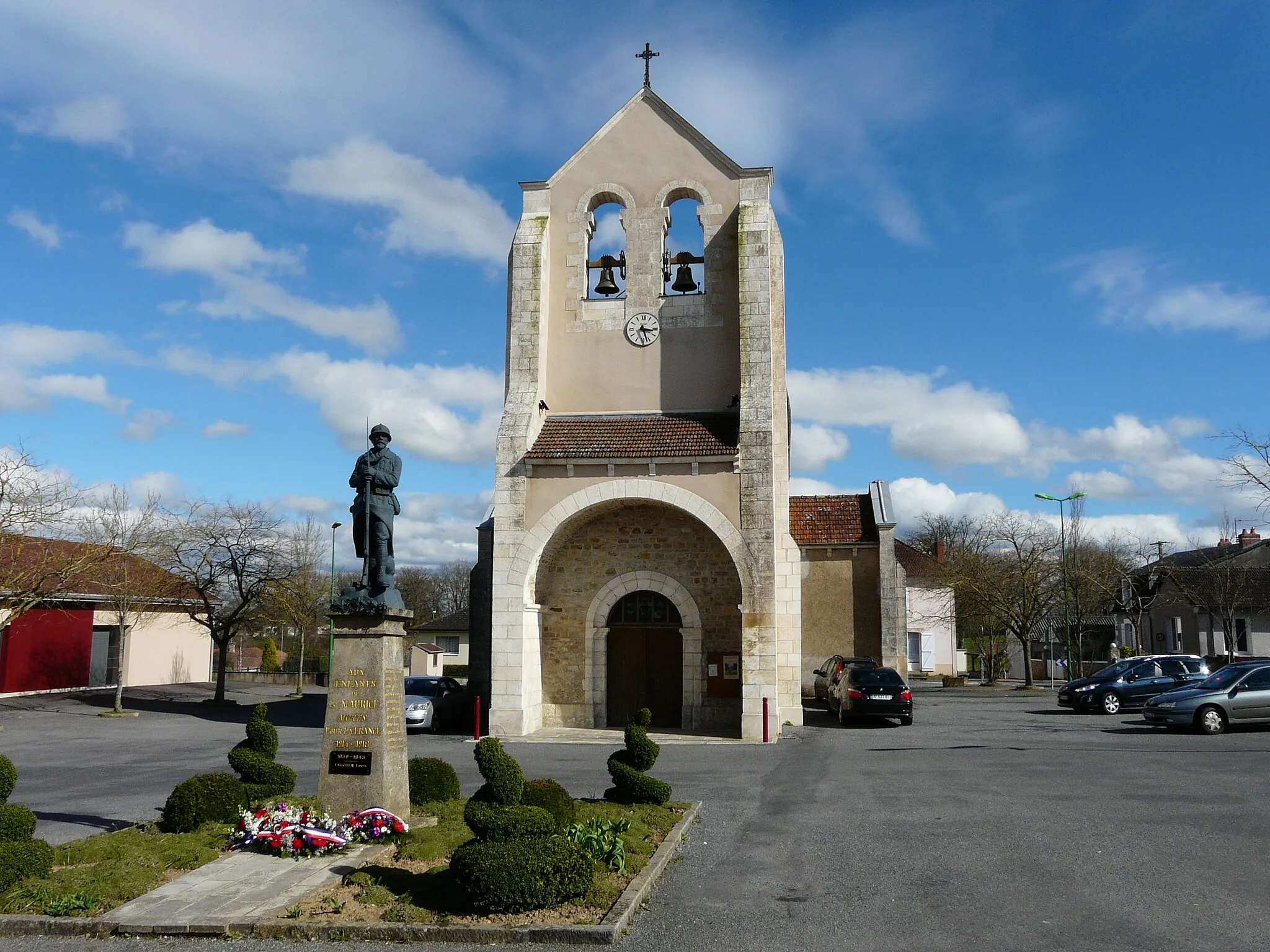 Photo showing: Le monument aux morts et l'église de Saint-Maurice-les-Brousses, Haute-Vienne, France.