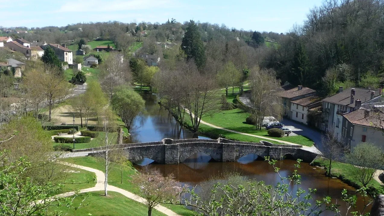 Photo showing: le Pont de la pierre sur la rivière le Vincou vue du vieux Bellac, Haute-Vienne, France.