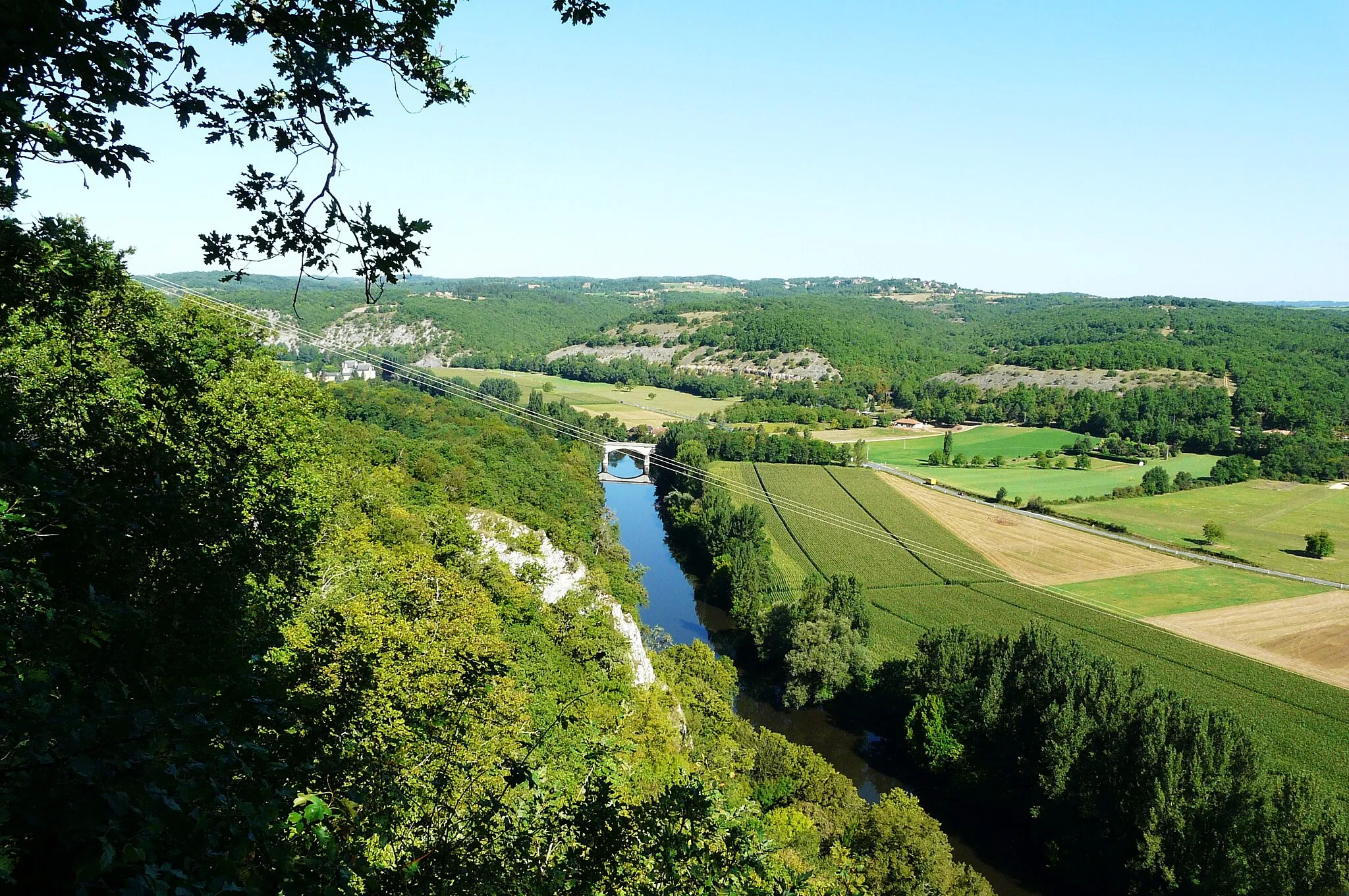 Photo showing: La Vézère (vue vers l'aval depuis le coteau de l'Escaleyrou). Sur la rive gauche Aubas, sur la rive droite Condat-sur-Vézère, et les hauteurs dans le lointain font partie de la commune des Farges. Dordogne, France