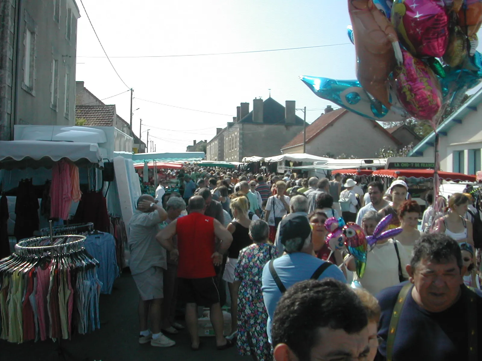 Photo showing: La rue principale des hérolles un jour de foire