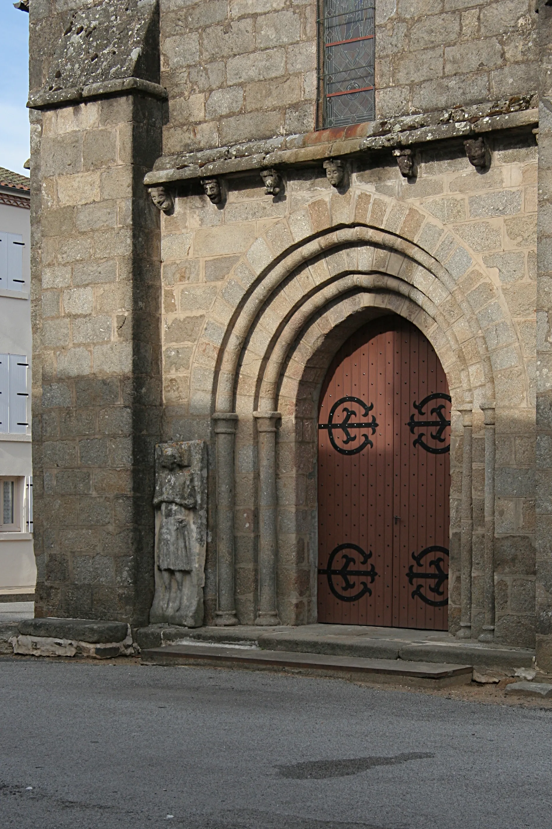 Photo showing: Église Saint-Maurice de Bussière-Poitevine : entrée et gisant du XVe siècle.