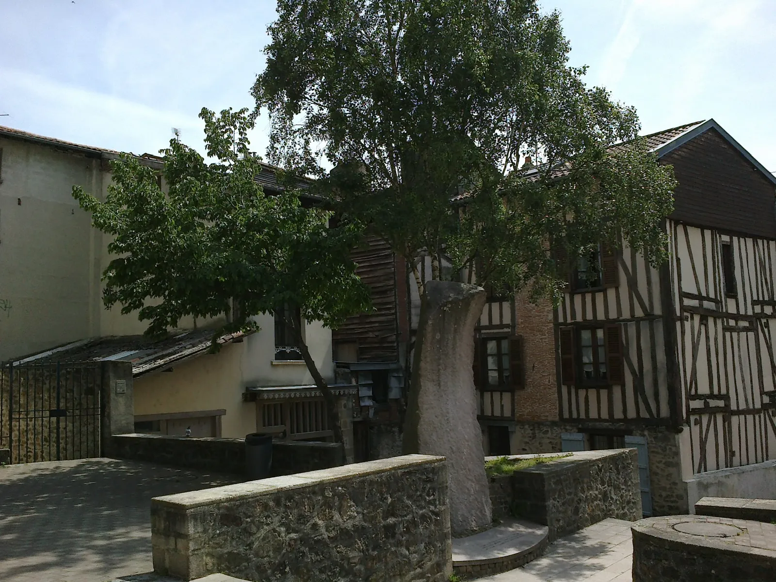 Photo showing: Haute-Vienne Limoges Place De La Barreyrrette Monolithe 28052012