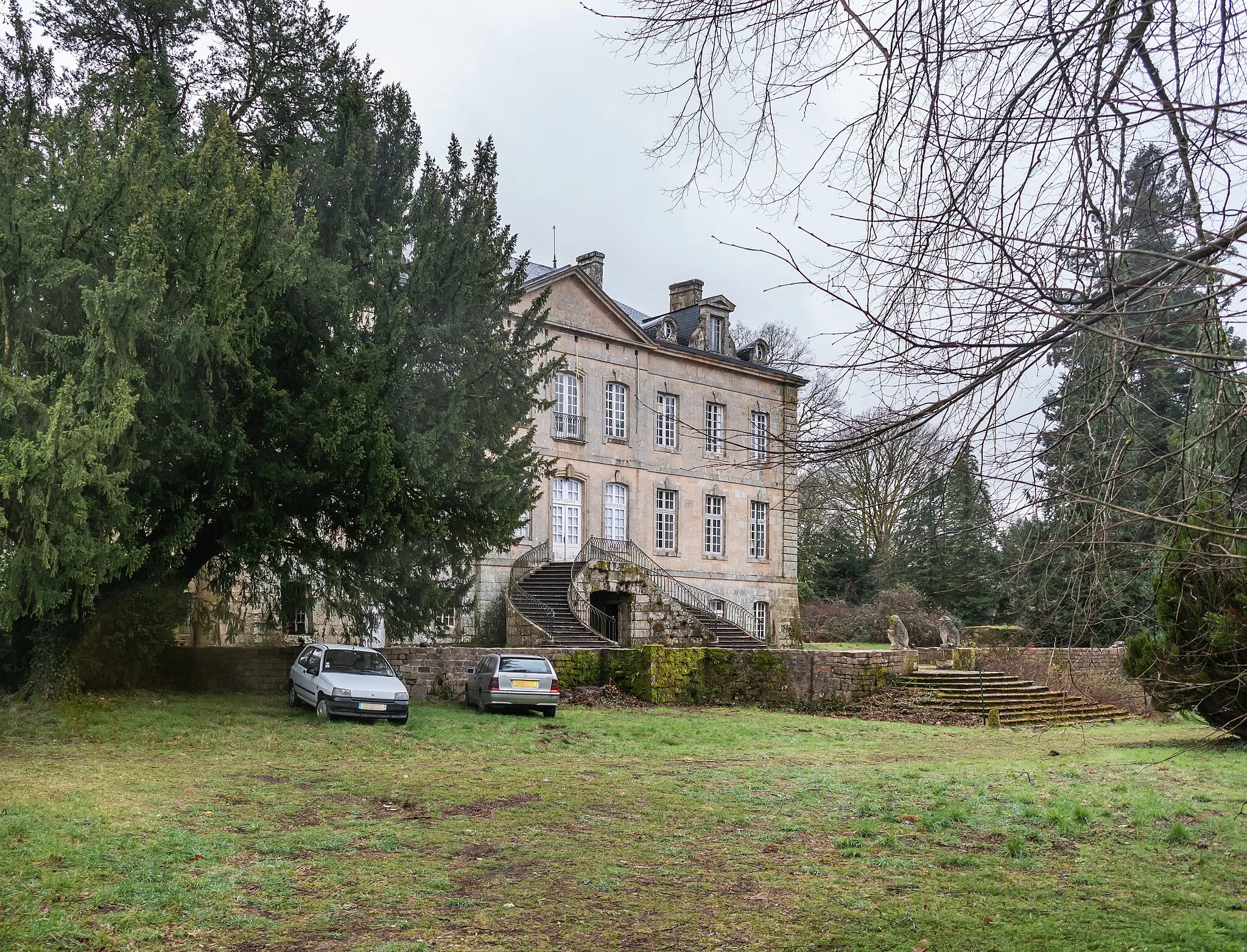 Photo showing: This building is inscrit au titre des monuments historiques de la France. It is indexed in the base Mérimée, a database of architectural heritage maintained by the French Ministry of Culture, under the reference PA00100506 .