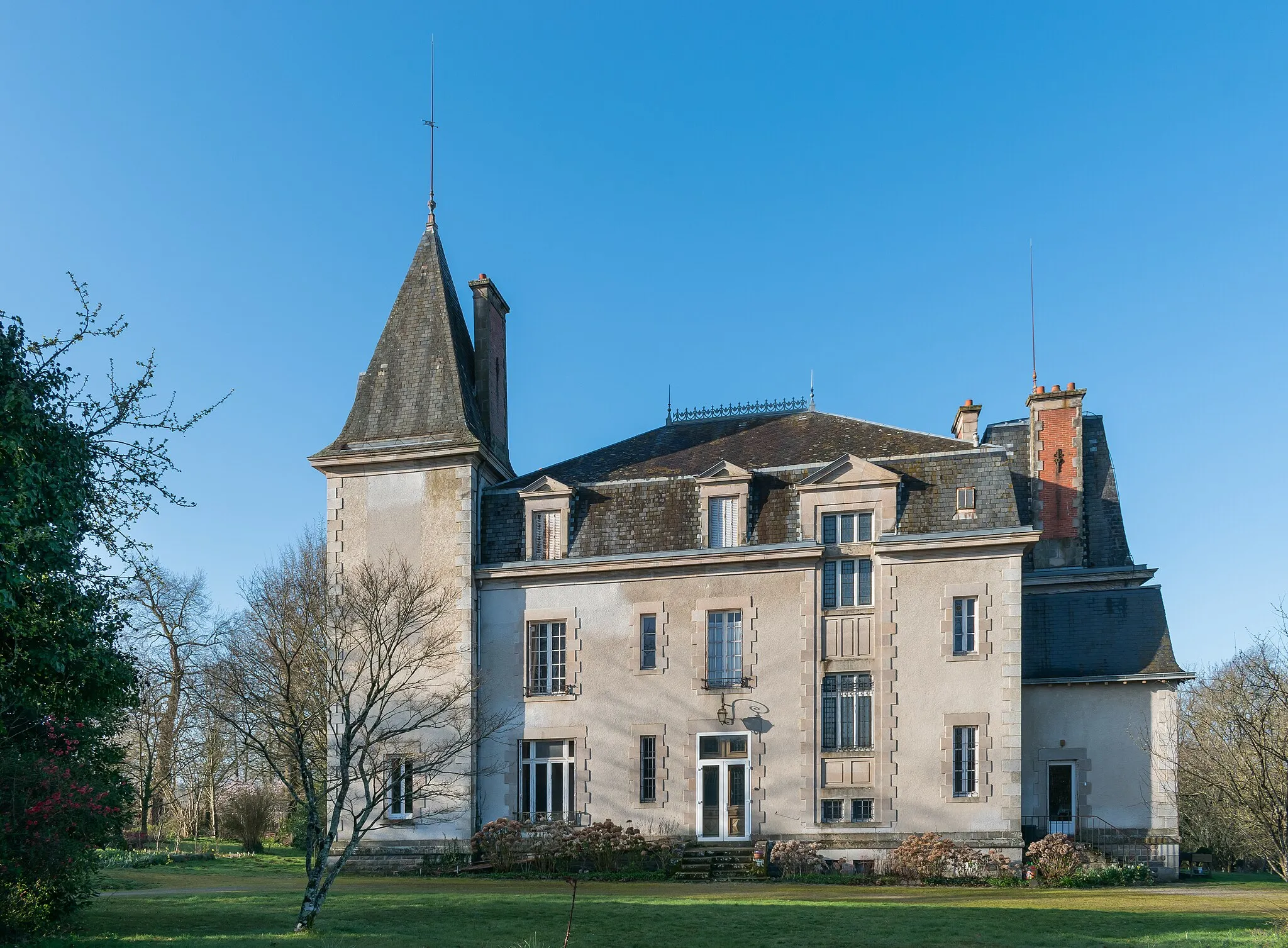 Photo showing: This building is inscrit au titre des monuments historiques de la France. It is indexed in the base Mérimée, a database of architectural heritage maintained by the French Ministry of Culture, under the reference PA00132886 .