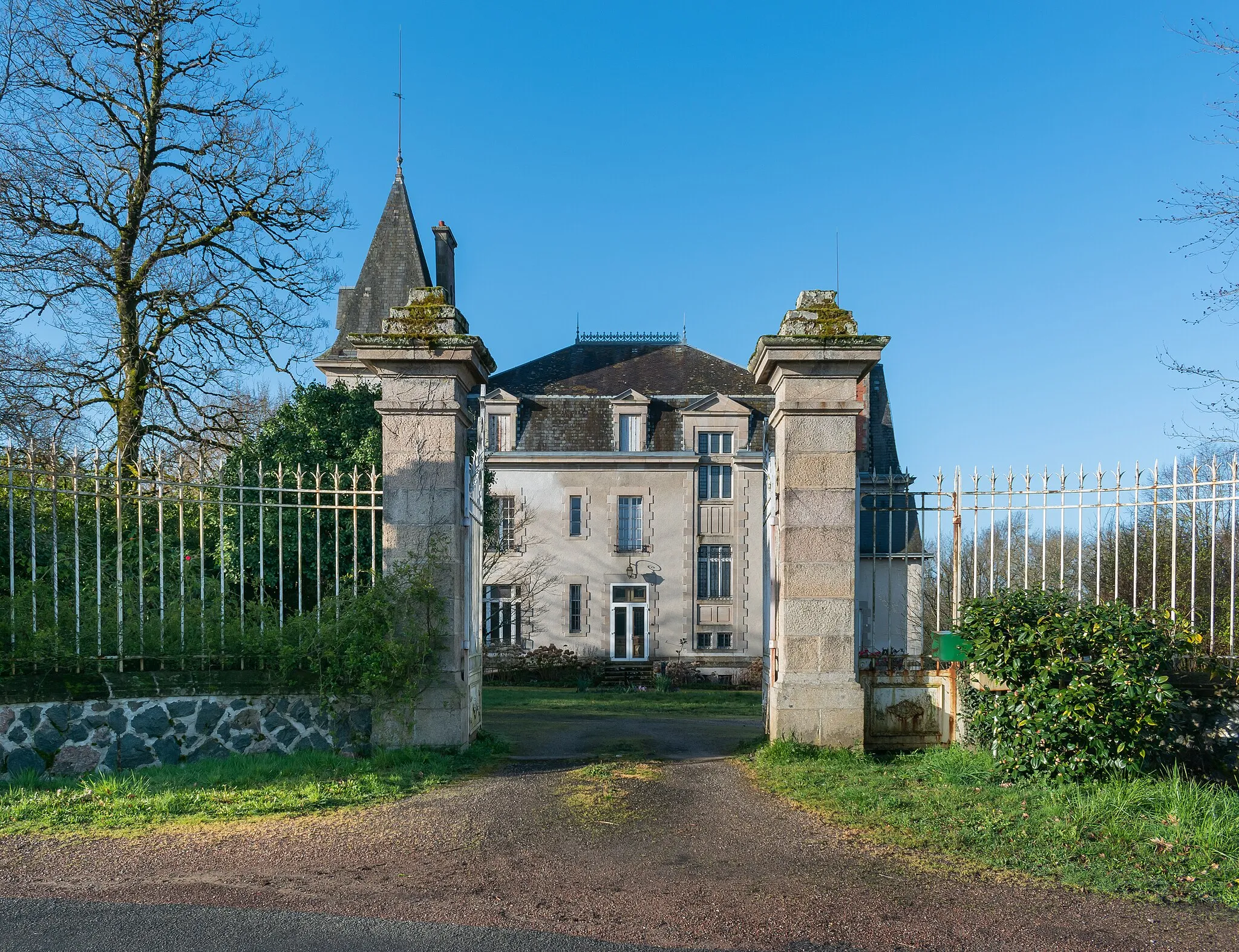 Photo showing: This building is inscrit au titre des monuments historiques de la France. It is indexed in the base Mérimée, a database of architectural heritage maintained by the French Ministry of Culture, under the reference PA00132886 .