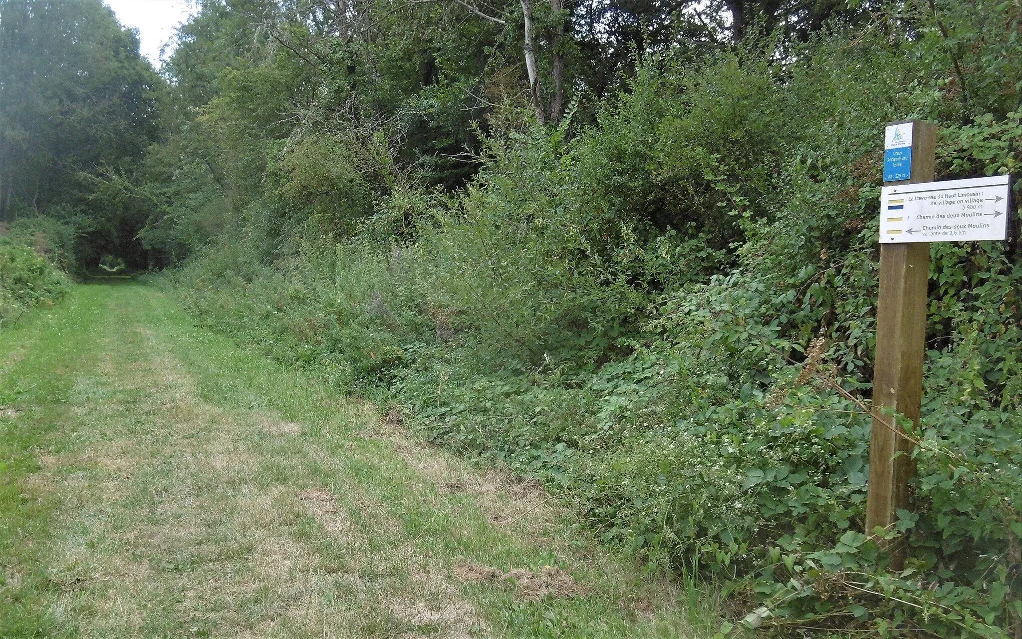 Photo showing: Droux chemin sur l'ancienne voie ferrée