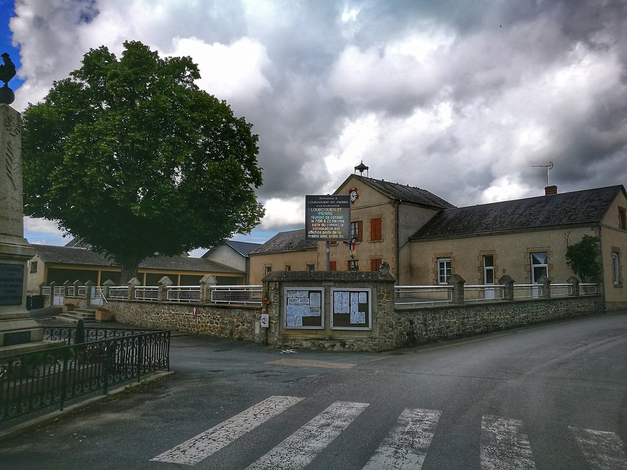Photo showing: Vue latérale de la cours de l'école de la commune de Lourdoueix-Saint-Pierre, Creuse, France, depuis la Rue Principale.