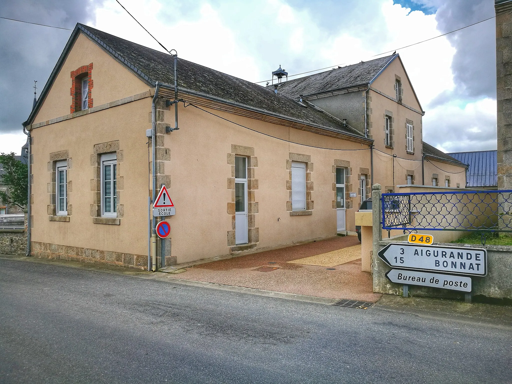 Photo showing: Vue du bâtiment de la mairie de la commune de Lourdoueix-Saint-Pierre, Creuse, France, depuis la rue principale du village.