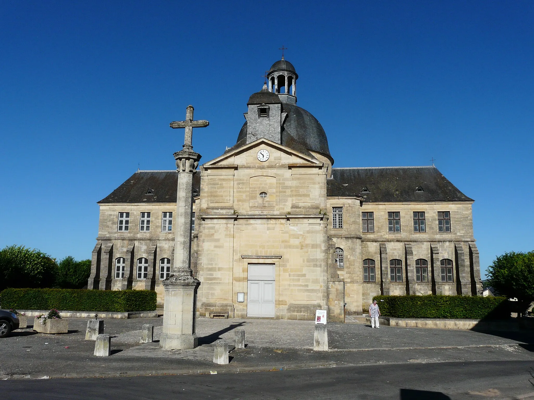 Photo showing: La façade ouest de l'ancien hospice de Hautefort, Dordogne, France. Au premier plan, l'ancienne église paroissiale.