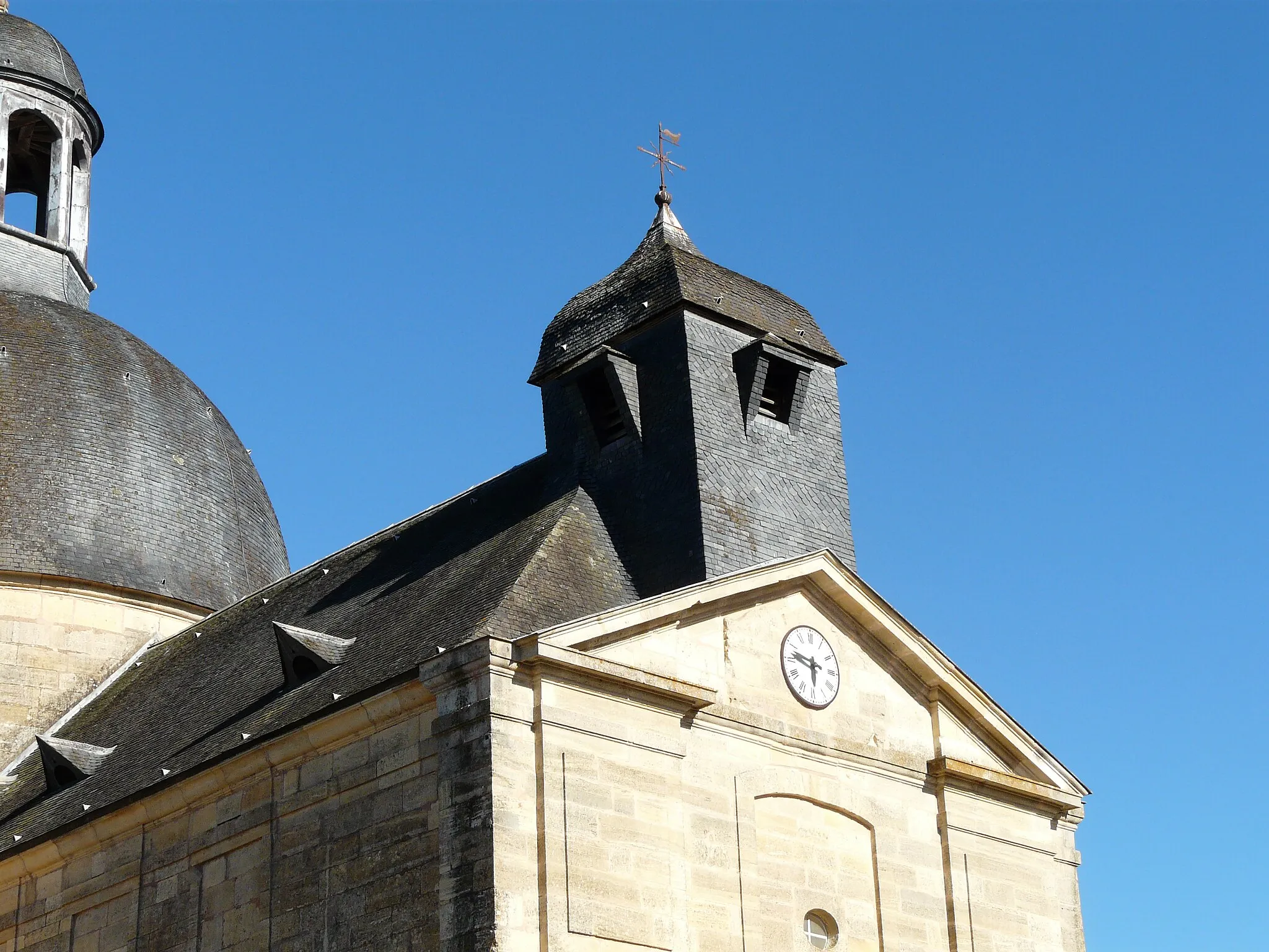 Photo showing: Le clocher de l'ancienne église paroissiale, ancien hospice de Hautefort, Dordogne, France.