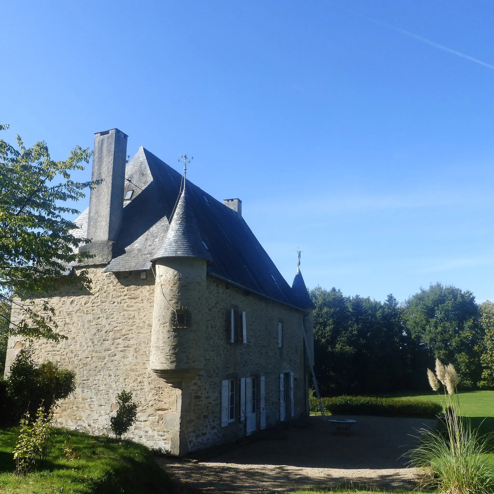 Photo showing: Façade nord avec ses échauguettes restaurées, Château de Rabaud, commune de Masseret, Corrèze, France