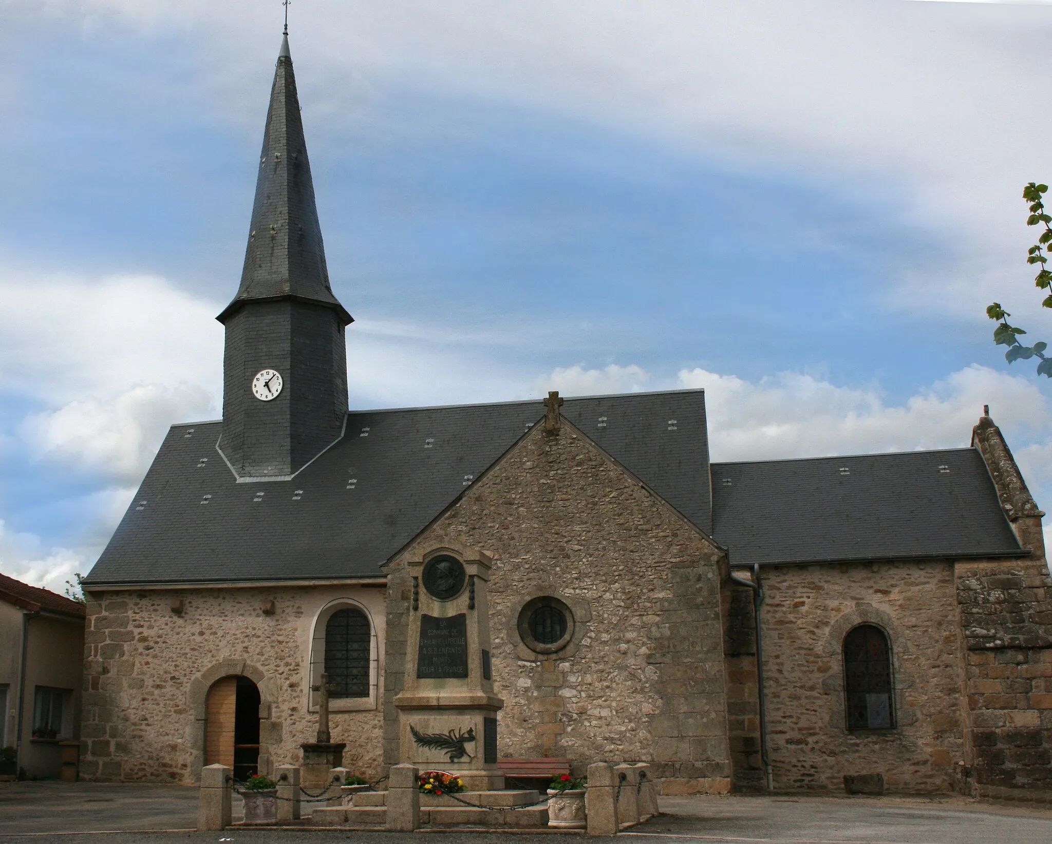 Photo showing: Eglise campagnarde implantée au milieu du bourg.