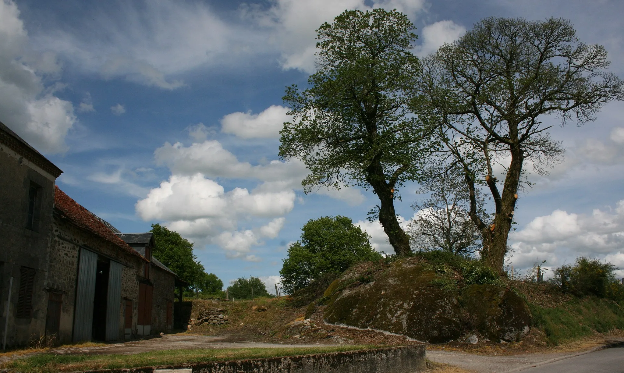 Photo showing: Amas granitique à l'entrée du village de Saint-Hilaire-laTreille,en arrivant de Dompierre les églises.