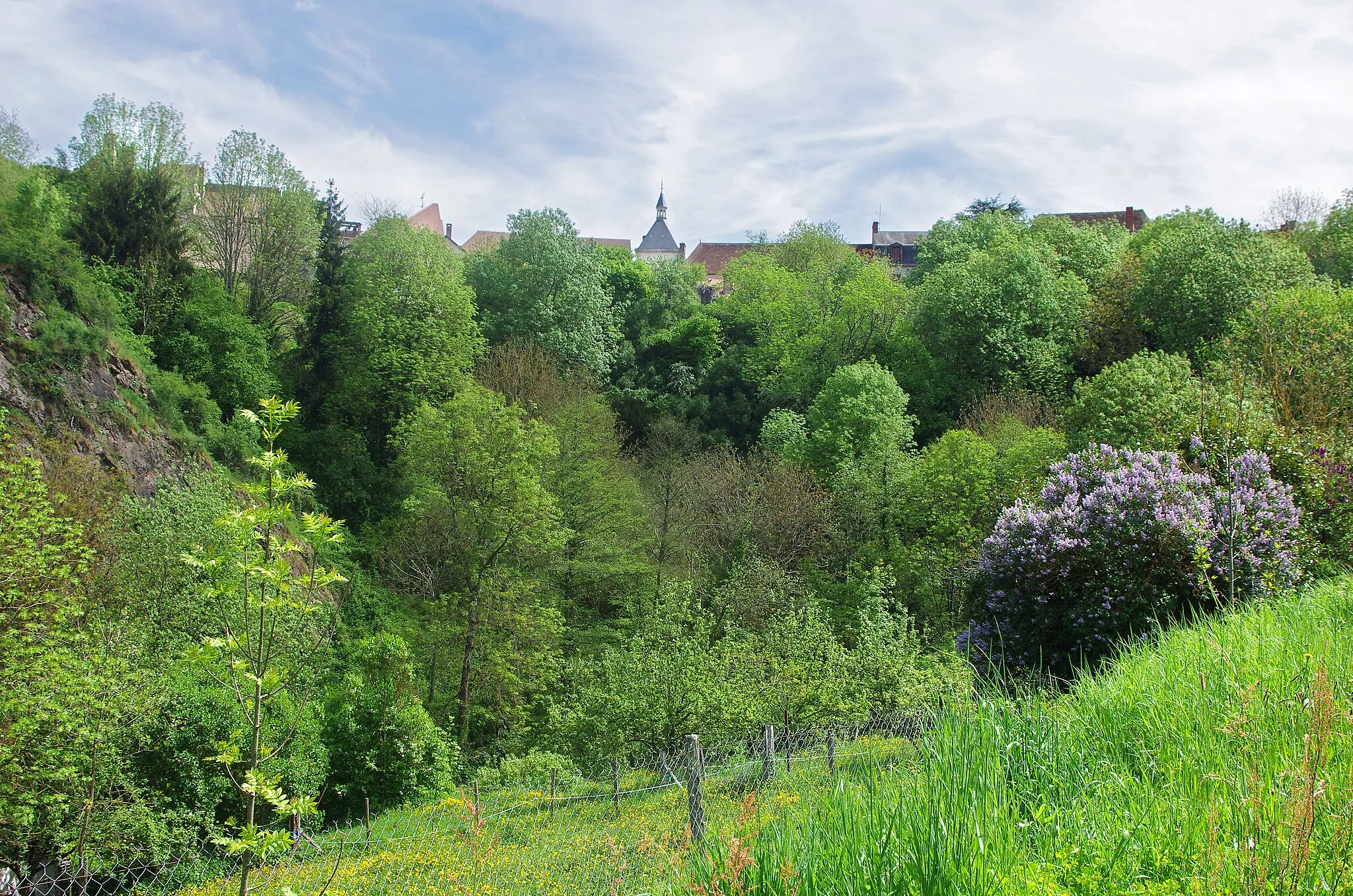 Photo showing: Boussac (Creuse).

La vallée de la Petite-Creuse, au pied du château.