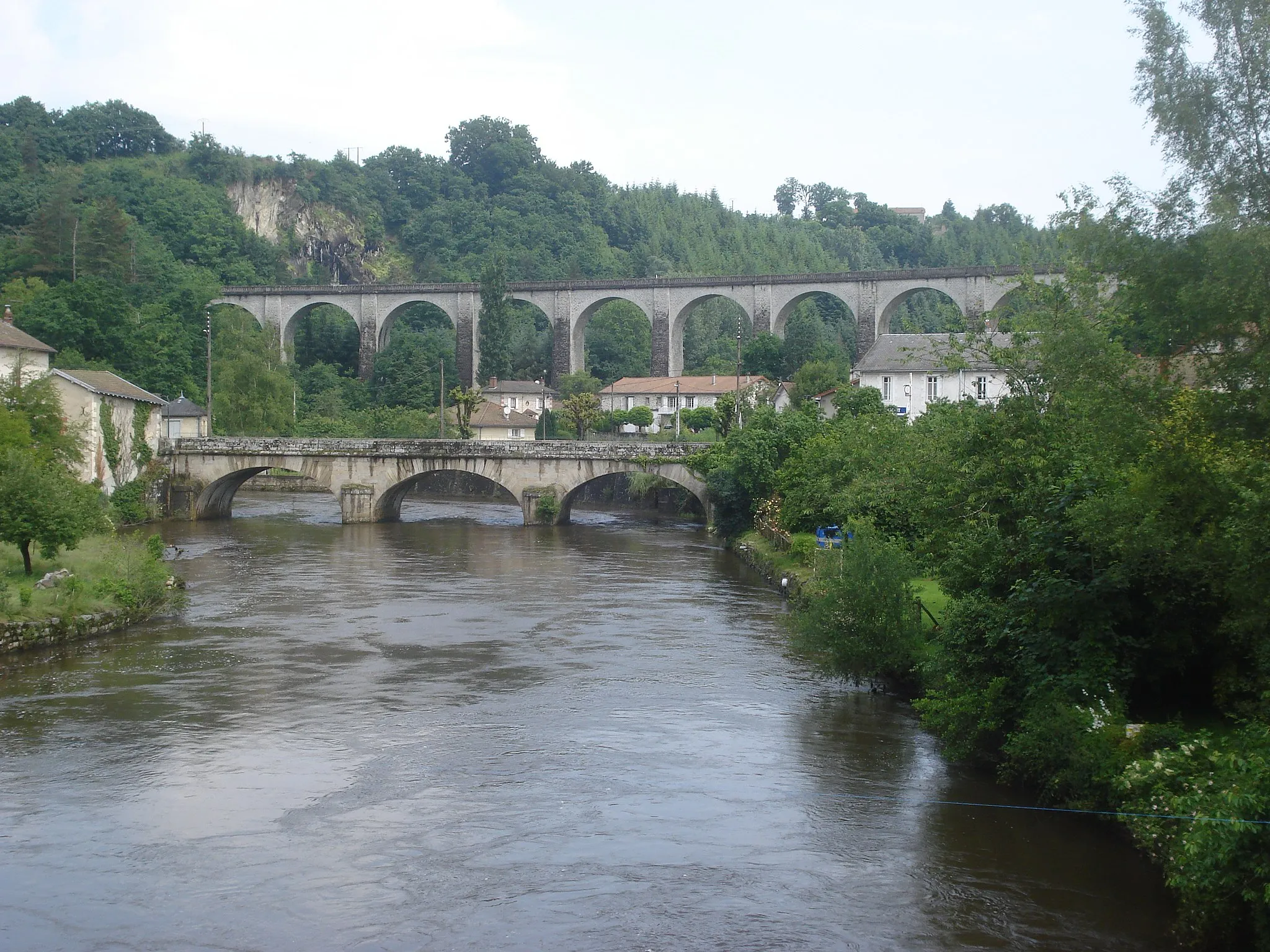 Photo showing: Vienne river and railway bridge Pont-de-Noblat (Haute-Vienne, Fr). Below the railway bridge is the bridge of the Route Nationale.
