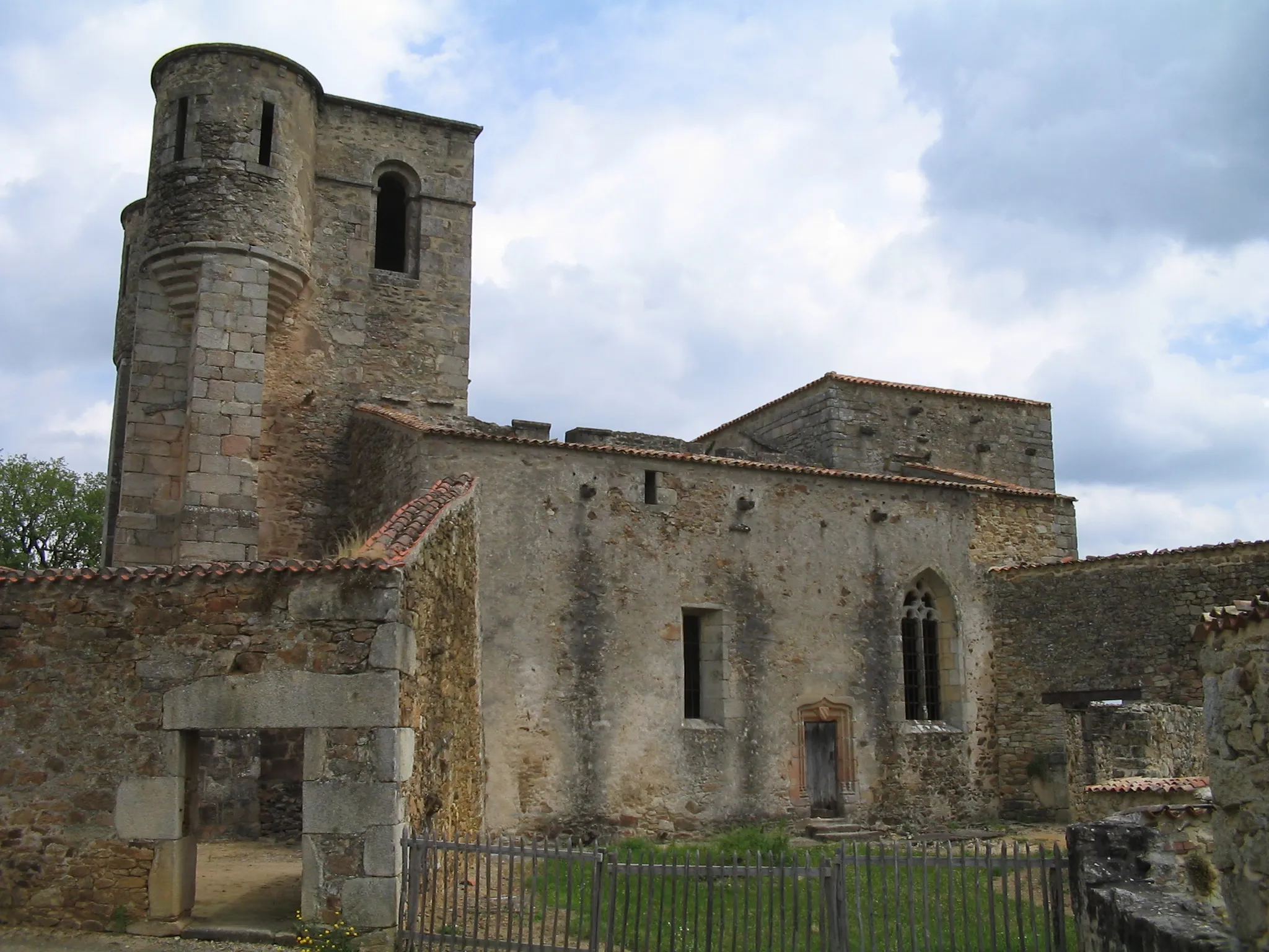 Photo showing: The church in Oradour-sur-Glane.
This is the church in which the women and children were burnt to death.
This is a photograph which I took during a visit to the French village Oradour-sur-Glane on June 11 2004, exactly 60 years after its destruction by the German army during World War II.